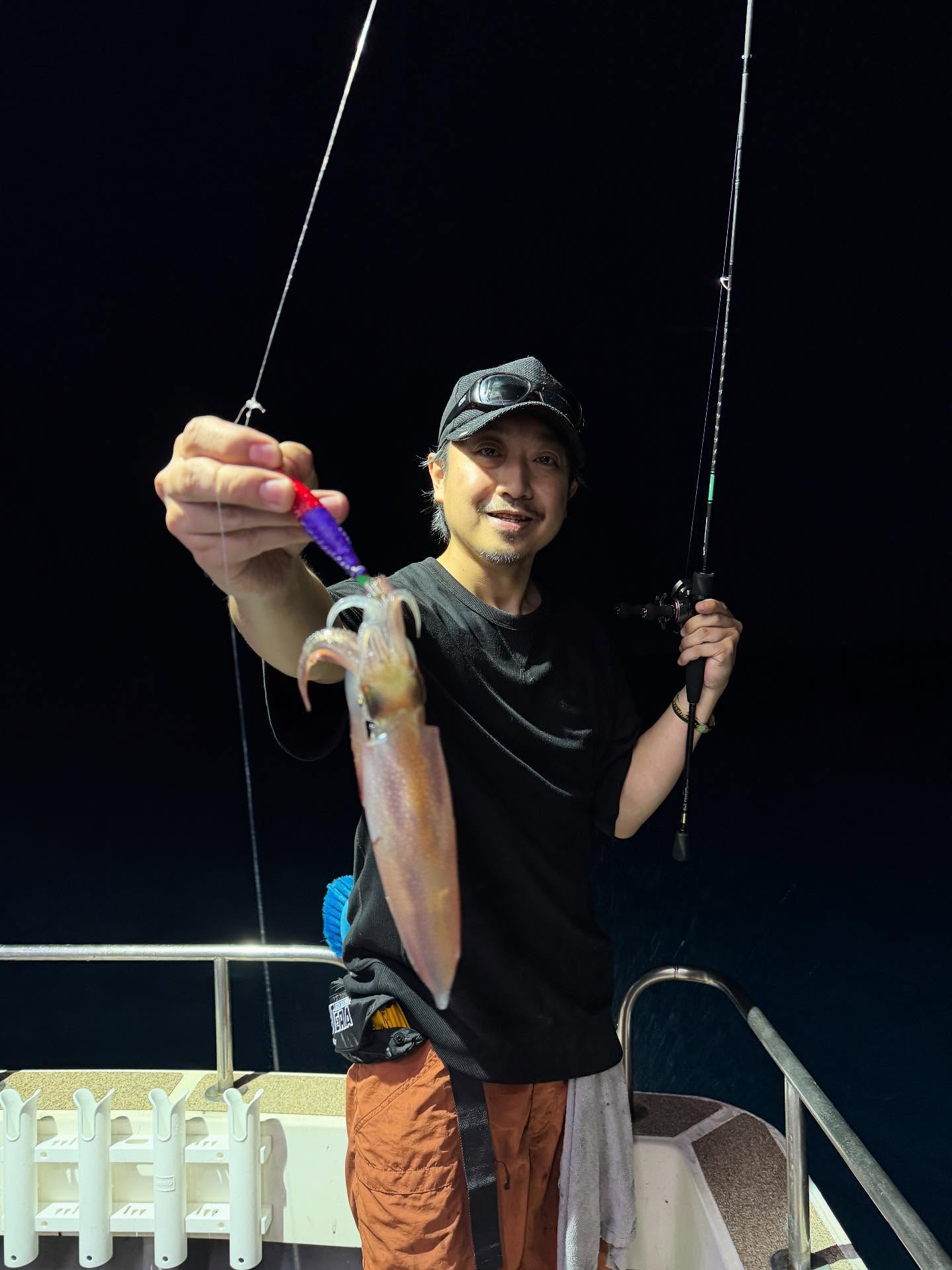 6月29日 夜焚き🦑船だらけで、入りたい所に入れず、渋々誰もいない場所へスタートが悪く🥶まじかーと思ってたけど10時ぐらいから無双モードに入って竿頭100杯他の方40オーバーでしたまたの乗船お待ちしてます♪#遊漁船 #遊漁船daiya #釣りスタグラム #釣船 #福岡 #箱崎 #イカメタル #イカメタル好きと繋がりたい #夜焚き #バチコン #タイラバ #ジキング #slj #釣りガールと繋がりたい #快適