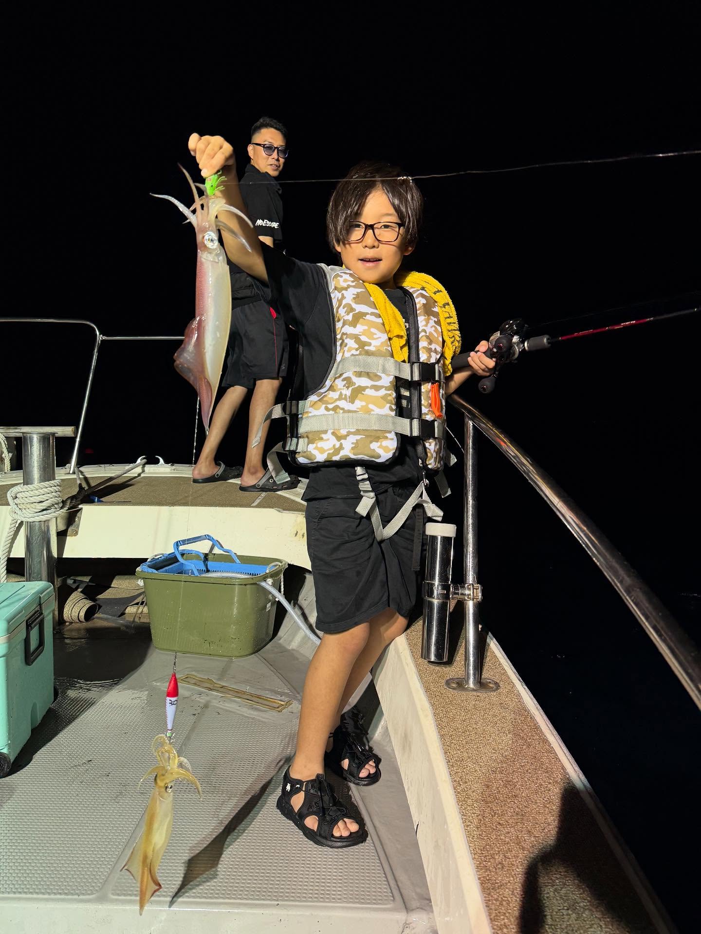 7月5日 夜焚きイカメタル便前半ポツポツで嫌な予感でしたが、中盤からラッシュが止まらず🦑釣る人100杯オーバー、平均70杯越え可愛い小学2年生はセンスの塊で️手伝いながら楽しんでもらえた様で何よりでした鯛も3匹上がり最後は70センチ届かずの大物でした風が強く揺れもある中最後までありがとうございましたまだまだ良くなって来ますので是非ご乗船お待ちしております#遊漁船#遊漁船DAIYA#福岡#博多#箱崎漁港#釣り#釣り好き#イカメタル#夜焚き#タイラバ#SLJ#釣り好きと繋がりたい#ファミリーフィッシング