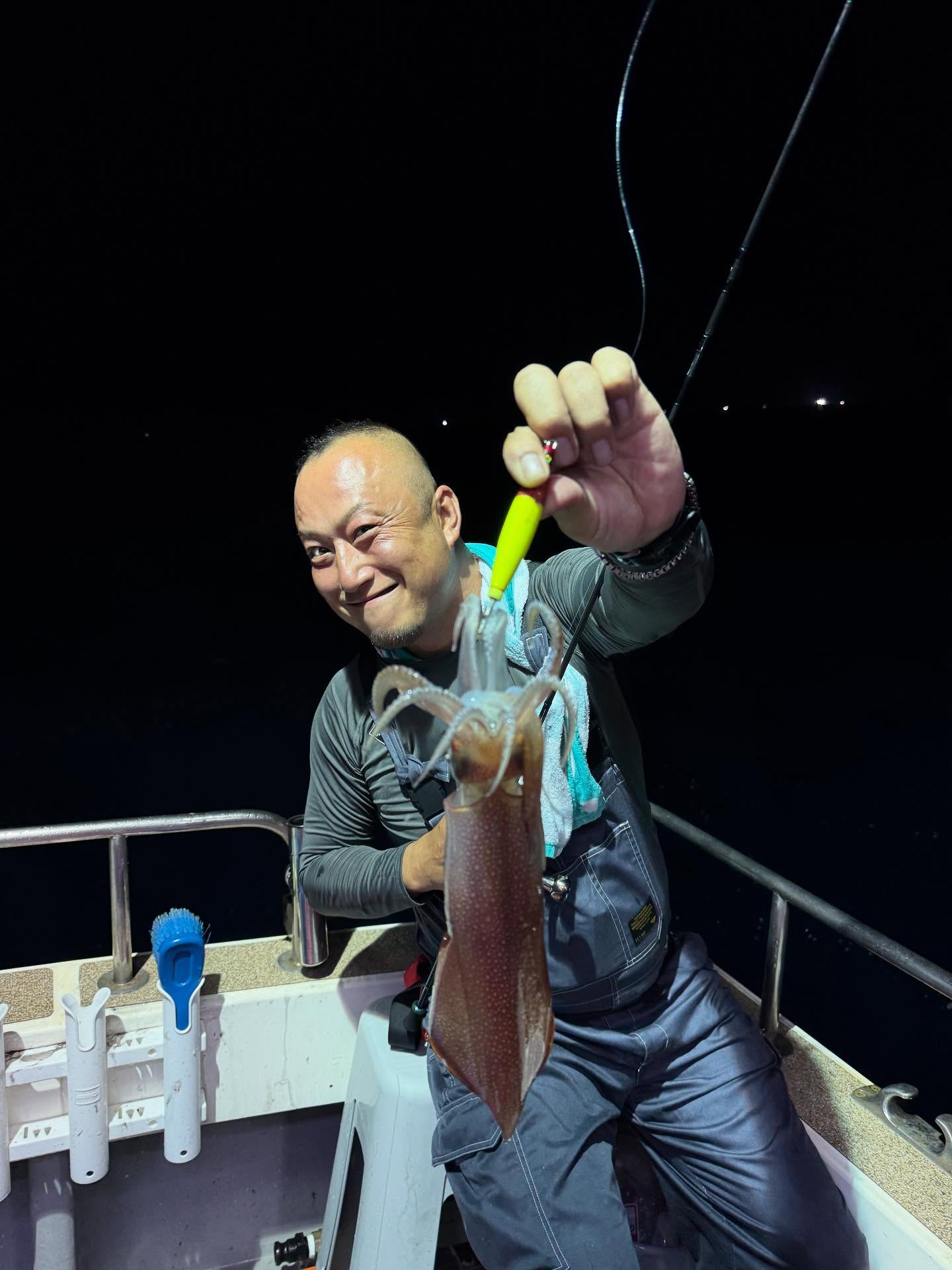 7月5日夜焚きイカメタル🦑便風速8メートルの中、出てみたら中々の時化🥶日が暮れるまで全然釣れず萎えてた頃少しづつ釣れだし🦑終わってみれば釣る人90杯平均60杯でした過酷な環境の中最後までありがとうございましたまたベタ凪の時に行きましょう7月の土日、少しづつですが、ご予約頂いておりますまだまだ多数の空きがありますので！皆様のお越しをお待ちしております#遊漁船#遊漁船DAIYA#福岡#博多#箱崎漁港#釣り#釣り好き#イカメタル#夜焚き#タイラバ#SLJ#釣り好きと繋がりたい