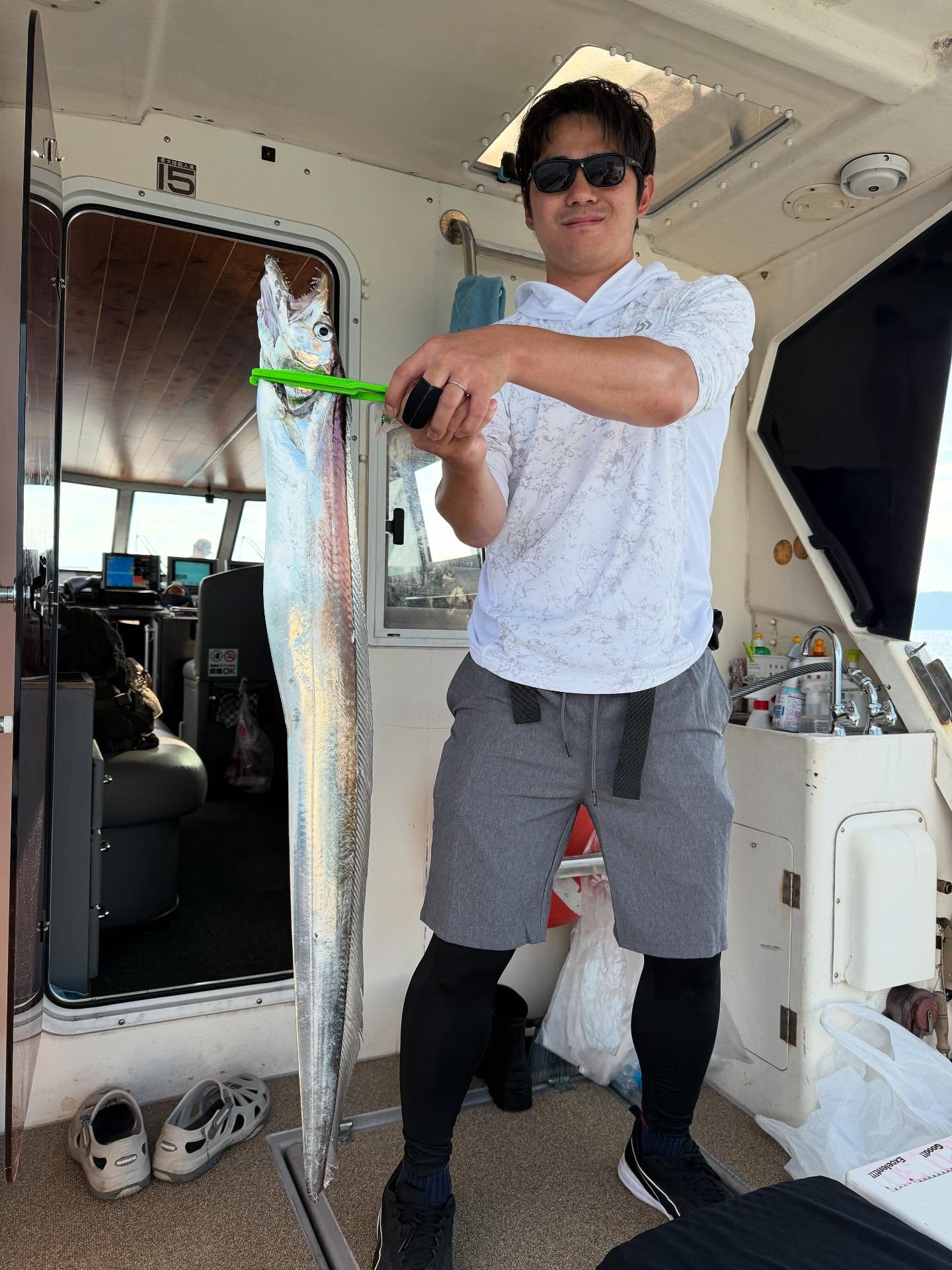 こんにちは🌞昨日41歳になりました船長です🫡沢山のお祝いの言葉やタグ付け有り難う御座います♪さて、先日の朝、昼、晩、リレー便の投稿朝から太刀魚チャレンジし、無事コンスタントに太刀魚ゲット途中指5本のデカい太刀魚釣れてビックリ️反応が無くなったタイミングで沖へ走り根魚釣りへ魚探にはかなり反応あるのに全く釣れず足で稼いでポツポツアコウなどゲット無風ベタ凪で最高だったのに、厳しい日中でした港に戻り、夜焚きイカメタル🦑便出船序盤はポツポツで微妙でしたが🤨暗くなって怒涛のラッシュで釣れる釣れる🦑釣り初めての方や、2回目の方などコツを覚えられて終始楽しんで頂けた様で何よりでした釣る人80杯🦑釣りたて捌いてその場で食べたり色んな楽しみ方があるな〜と再確認出来た1日でした夜焚きイカメタル🦑まだまだ釣れます平日ガラガラなので是非遊びにきてください🤩#遊漁船#遊漁船DAIYA#福岡#博多#箱崎漁港#釣り#釣り好き#イカメタル#夜焚き#タイラバ#SLJ#釣り好きと繋がりたい