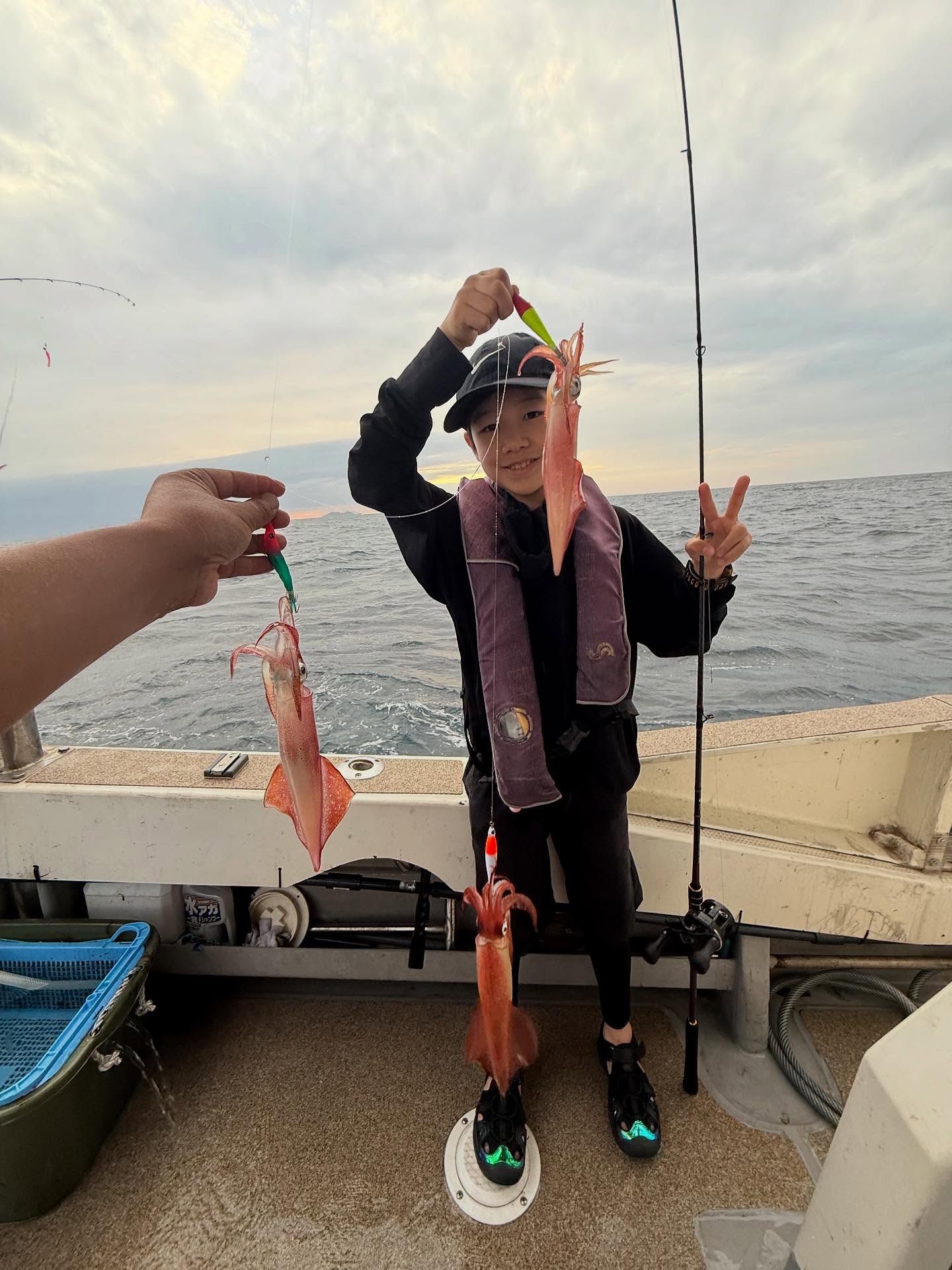 7月19日夜焚きイカメタル便🦑意気揚々に出発してみたらまさかの大時化🥶帰ろうかなと思うレベルで何とか到着して、皆さんロケットスタート🦑かなりのウネリの中頑張って釣りづつけて頂き後半は波風落ち着きそれと同時に失速🥶途中バチコンして良型アジ炸裂しながら頭90杯平均60杯〜途中雨降る中のタフコンディションの中最後まで頑張って頂きありがとうございましたまたのご乗船お待ちしております#遊漁船#遊漁船DAIYA#福岡#博多#箱崎漁港#釣り#釣り好き#イカメタル#夜焚き#タイラバ#SLJ#釣り好きと繋がりたい