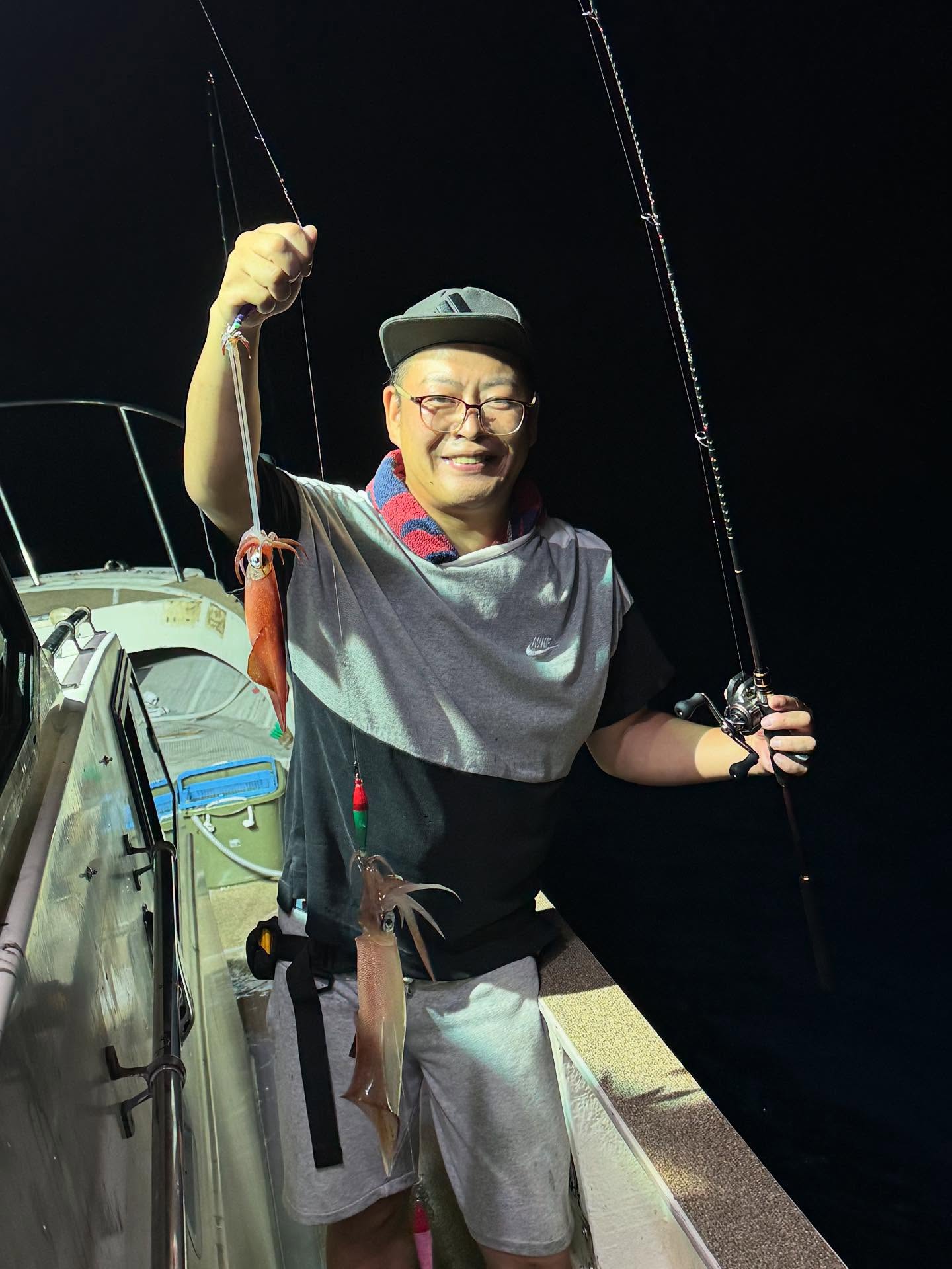 7月20日、夜焚きイカメタル🦑便ベタ凪でめっちゃ良い雰囲気でしたが全く釣れず暗くなってからポツポツ棚を変えながら拾い釣り何とか頭40超へ🦑せっかく来て頂いて釣果出せず申し訳無かったですまたのチャレンジお願い致します!#遊漁船#遊漁船DAIYA#福岡#博多#箱崎漁港#釣り#釣り好き#イカメタル#夜焚き#タイラバ#SLJ#釣り好きと繋がりたい