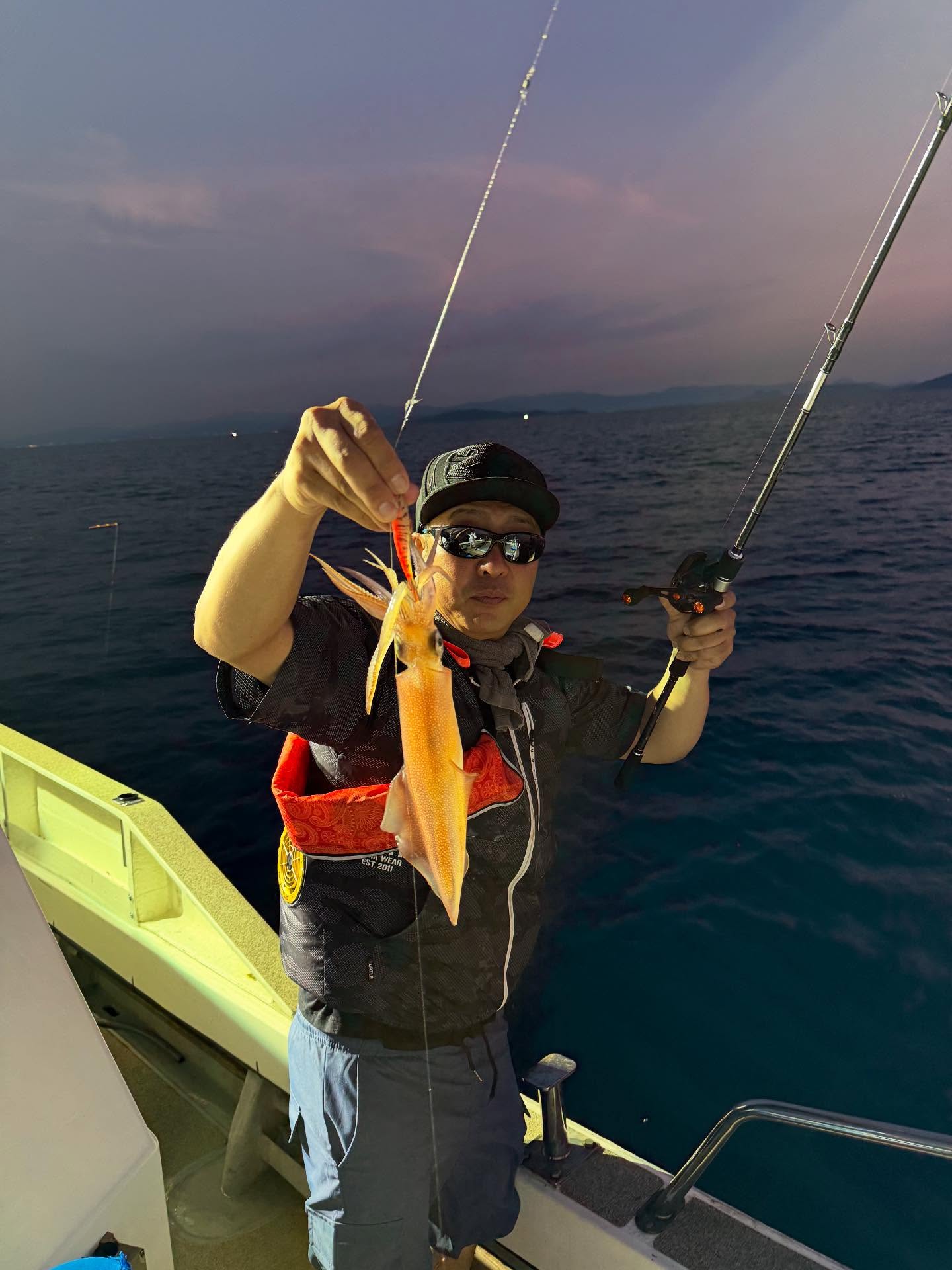 7月21日 イカメタル🦑便昨日が激渋だったので、不安の中出船日が落ちる前に2、3杯釣れるもストップ🛑日が落ちてポツポツ釣れ出したけど、、、上手な方が稼いでくれて 釣る人80杯平均40杯って感じででもかなり渋かったー🥶イカは上がって来ないし🦑もっと海が良くなってくれると良いですがまだまだ釣れますので、皆様のお越しお待ちしております☆#遊漁船#遊漁船DAIYA#福岡#博多#箱崎漁港#釣り#釣り好き#イカメタル#夜焚き#タイラバ#SLJ#釣り好きと繋がりたい