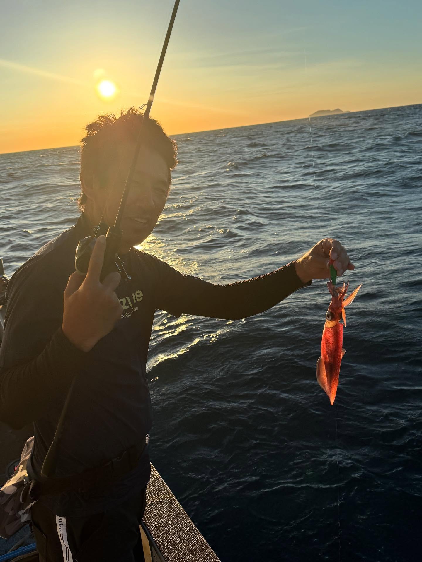 7月25日 夜焚きイカメタル🦑日が落ちるまでは、爆釣🦑今日は良いぞー❣️と意気込んだけど日が落ちたら、、無😑ポツポツ広い釣りで中々渋い1日でした〜そんな中でもドウツキ60杯、メタル30ぐらいでしたまたのお越しをお待ちしております♪#遊漁船#遊漁船DAIYA#福岡#博多#箱崎漁港#釣り#釣り好き#イカメタル#夜焚き#タイラバ#SLJ#釣り好きと繋がりたい