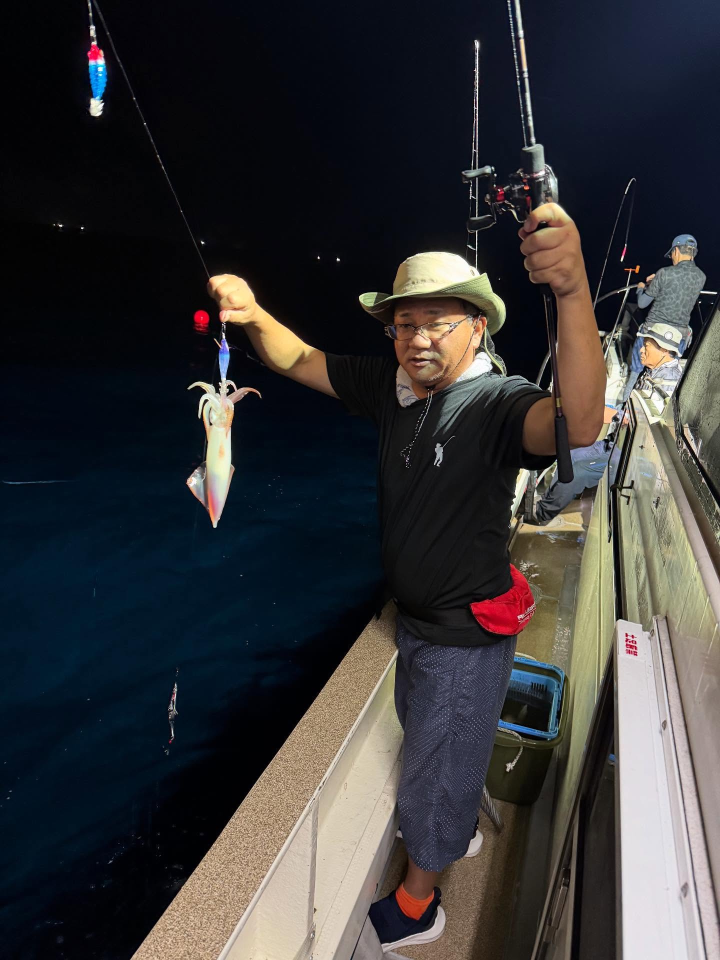 8月2日イカメタル🦑便ベタ凪スタート️で、良い感じに釣れ始め今日良いかも〜🦑と誰もが思った前半戦🤣釣れる方はオモリグで圧勝やっぱ潮が効いてない時はオモリグなんやなーと実感🫡釣る人80〜60やったかな?初イカメタル🦑の方々は平均20〜40でしたまたのお越しをお待ちしております#遊漁船#遊漁船DAIYA#福岡#博多#箱崎漁港#釣り#釣り好き#イカメタル#夜焚き#タイラバ#SLJ#釣り好きと繋がりたい