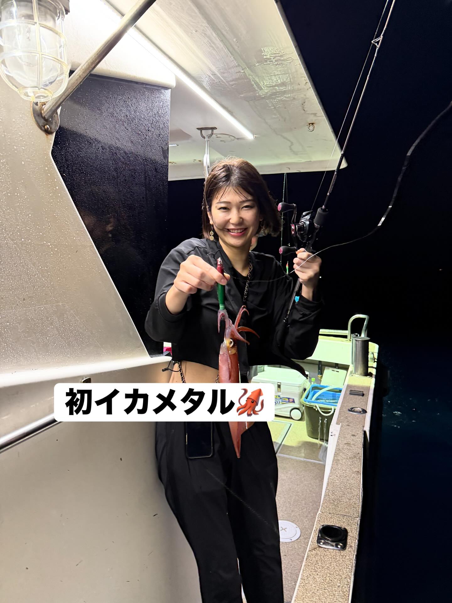 先日の夜イカ🦑時化が残る中出船船酔いする方も居る中日が落ちたらコンスタントに釣れて🦑50杯オーバー多数で満足頂いたんじゃないでしょうか?お盆過ぎたら近海〜沖にポイント変えて引き続きイカメタル🦑しますのでご予約お待ちしております#遊漁船#遊漁船DAIYA#福岡#博多#箱崎漁港#釣り#釣り好き#イカメタル#夜焚き#タイラバ#SLJ#釣り好きと繋がりたい#釣りガール #釣りガールと繋がりたい #ガチ勢歓迎 #太刀魚 #ジギング
