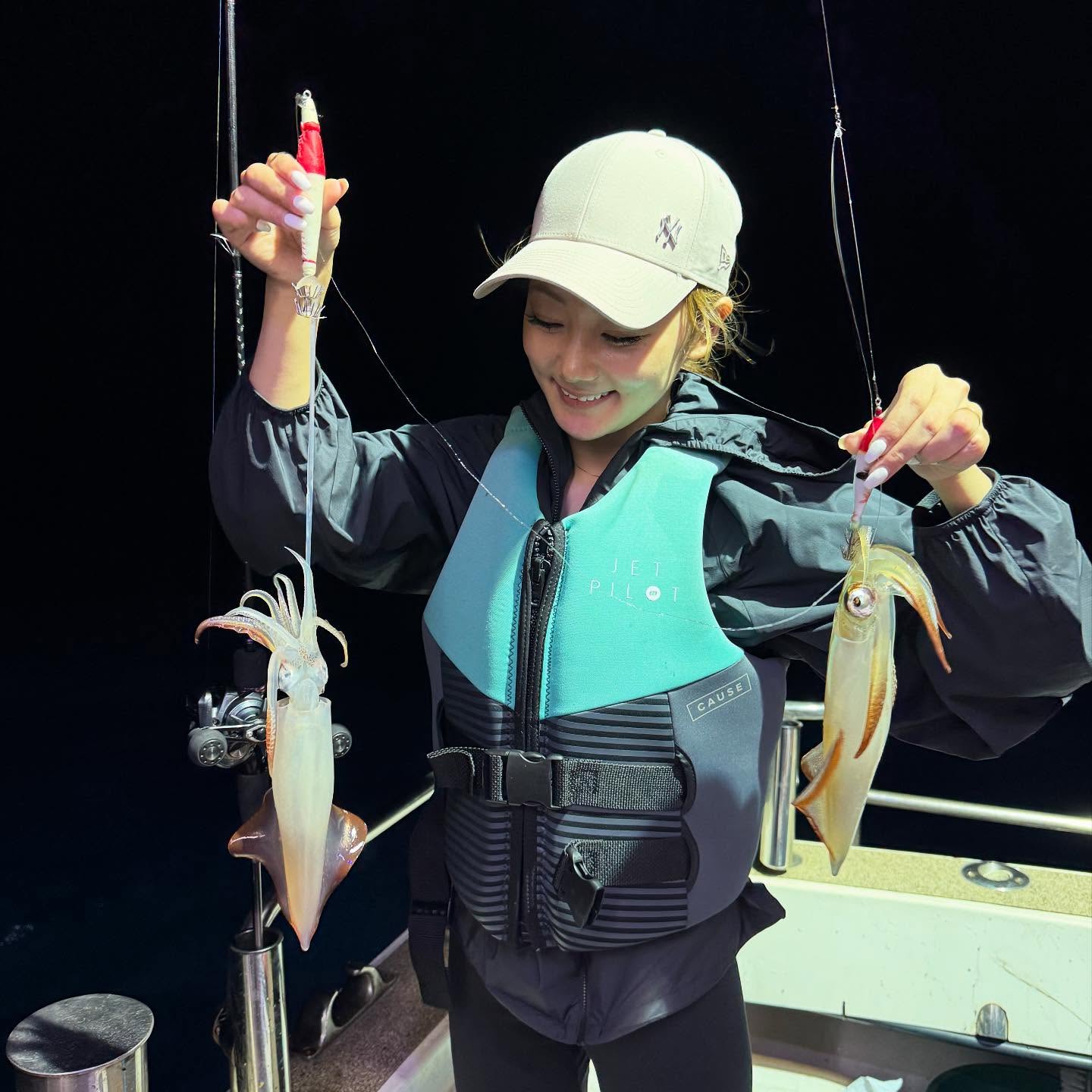 夜焚きイカメタル便🦑 8月16日順位不動の投稿ですみませんポイント到着後、まさかの激渋で直ぐに移動🥶移動後からバタバタ釣れて、竿頭が途中でサバ釣り出して🤣頭80オーバー他の方もバリバリ釣って、クーラー入らんし〜って声が聞こえてました笑まだまだ夜焚きイカメタル🦑走りますので是非ご予約お待ちしております#遊漁船#遊漁船DAIYA#福岡#博多#箱崎漁港#釣り#釣り好き#イカメタル#夜焚き#タイラバ#SLJ#釣り好きと繋がりたい#釣りガール #釣りガールと繋がりたい #初心者歓迎 #イカメタルはDAIYA