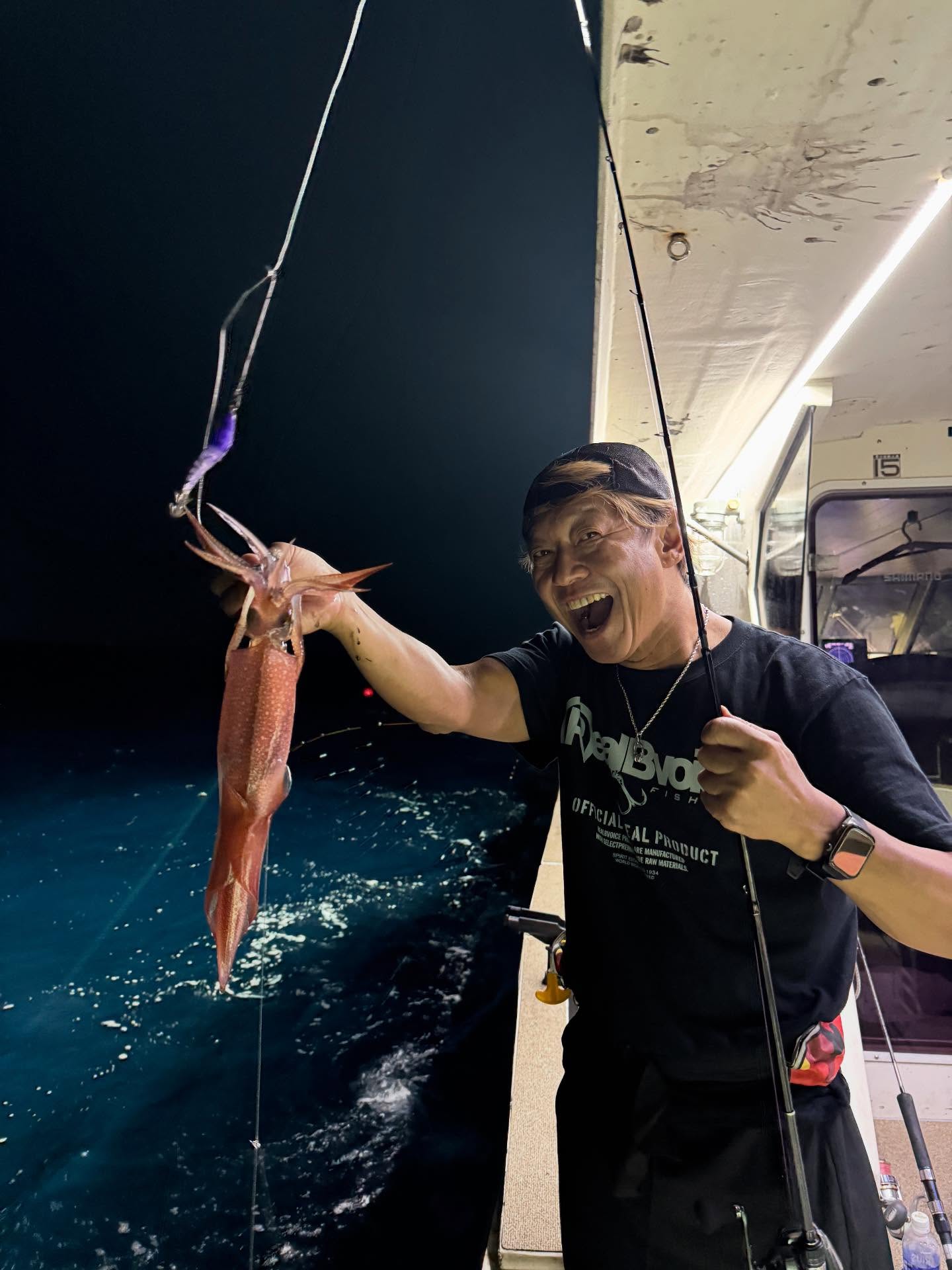 8月19日 夜焚きイカメタル便前半行けるか〜?って思ってたら、早くも失速🥶後半無双モードで初イカメタル🦑のお二人もコツ掴んでデカいのばっかり30オーバー釣る人60ぐらいで皆さん満足されて少し早上がりしましたちょっと時化てたのは痛かったDJエイジさんに会えて嬉しかったー♪またのご乗船お待ちしてます♪最後凄まじい雷️みたいなやつ見えたんですが桜島に隕石落ちたみたいで️たまたま見えてちょっと感動🥺#遊漁船#遊漁船DAIYA#福岡#博多#箱崎漁港#釣り#釣り好き#イカメタル#夜焚き#タイラバ#SLJ#釣り好きと繋がりたい#ジギング#釣りガール#釣りガールと繋がりたい