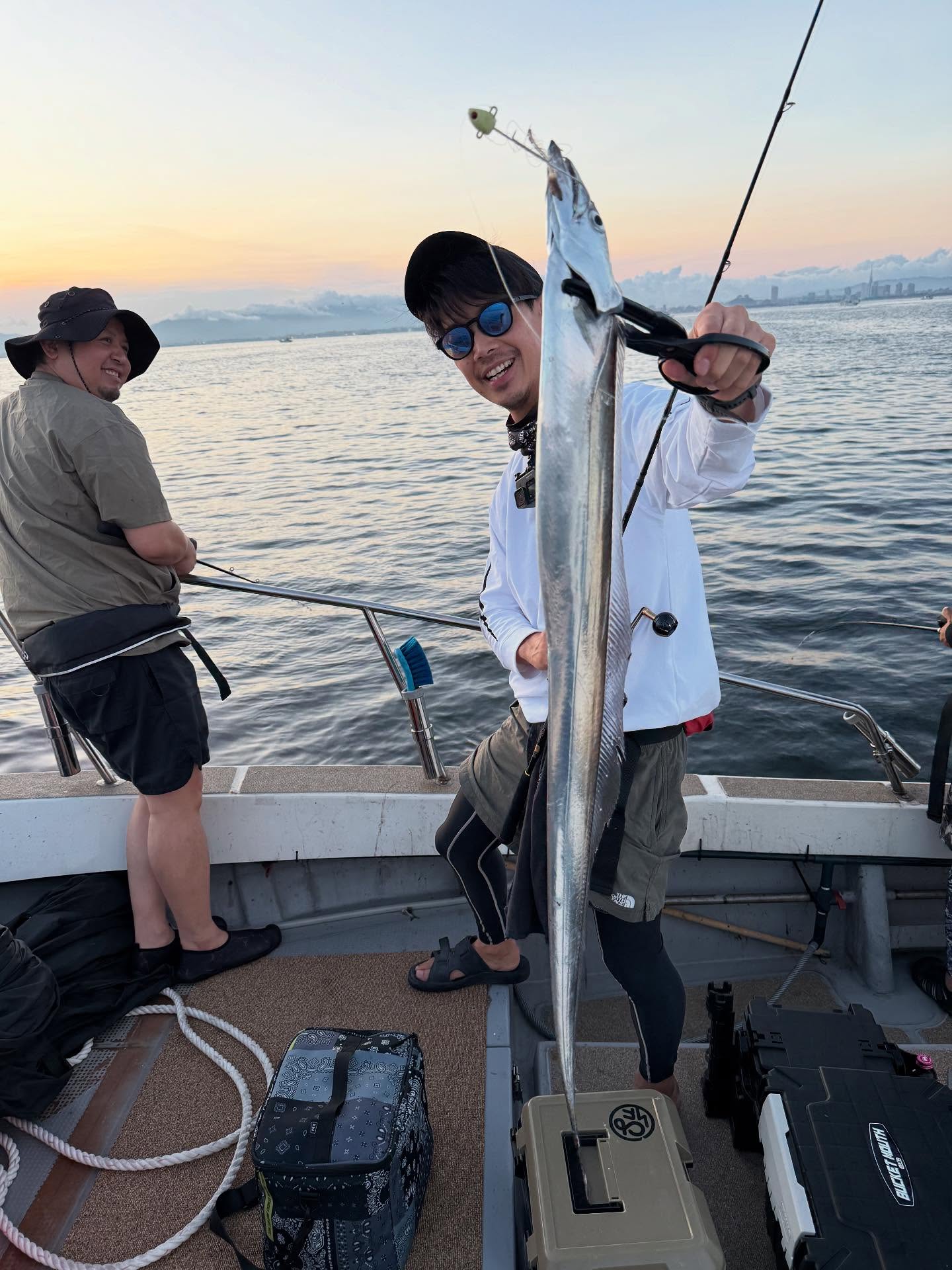 先日の太刀魚便お子様連れでご乗船これまた小学生が釣る事🤣私より断然上手だと思いました笑お父さんも流石の指5をゲットし、初めての方もコンスタントに釣れて渋くなって終了まだまだ釣れてますので、ご用意お待ちしております#遊漁船#遊漁船DAIYA#福岡#博多#箱崎漁港#釣り#釣り好き#イカメタル#夜焚き#タイラバ#SLJ#釣り好きと繋がりたい#ジギング#釣りガール#釣りガールと繋がりたい#太刀魚