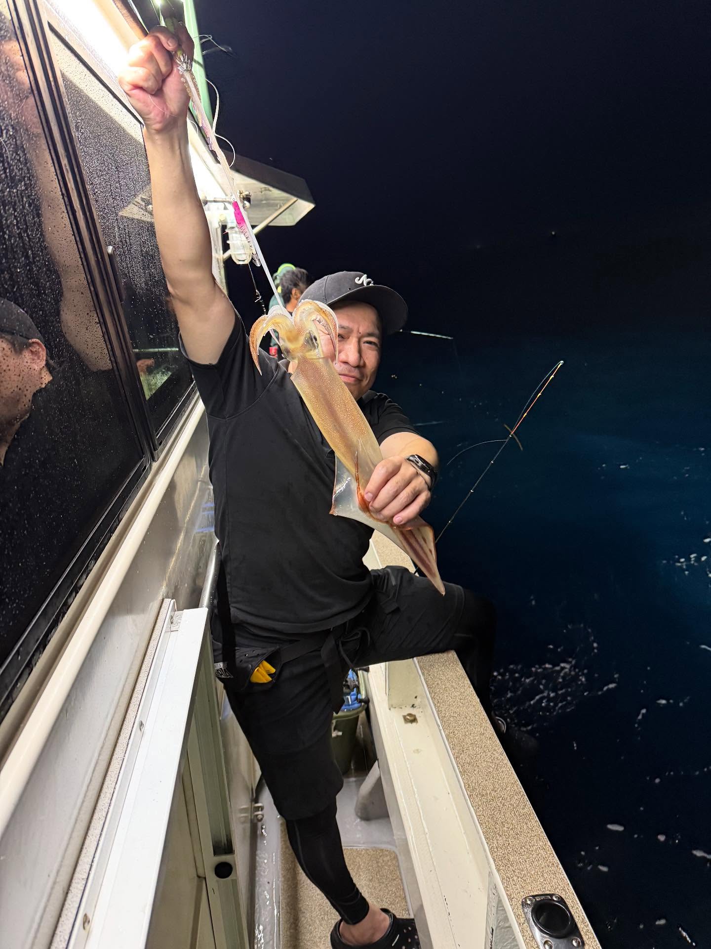 9月6日　夜焚きイカメタル🦑　［投稿前後有］中々の時化〜🥶　イカは居るけど当たりは取れんし、潮はガンガン流れるしで頭50杯ぐらいでした皆さん最後まで頑張って頂きありがとうございましたまだまだイカ狙えそうです🦑週末は徐々に埋まりつつありますのでご検討されてる方はお早めにお問い合わせください🫡#遊漁船#遊漁船DAIYA#福岡#博多#箱崎漁港#釣り#釣り好き#イカメタル#夜焚き#タイラバ#SLJ#釣り好きと繋がりたい#ジギング#釣りガール#釣りガールと繋がりたい#太刀魚