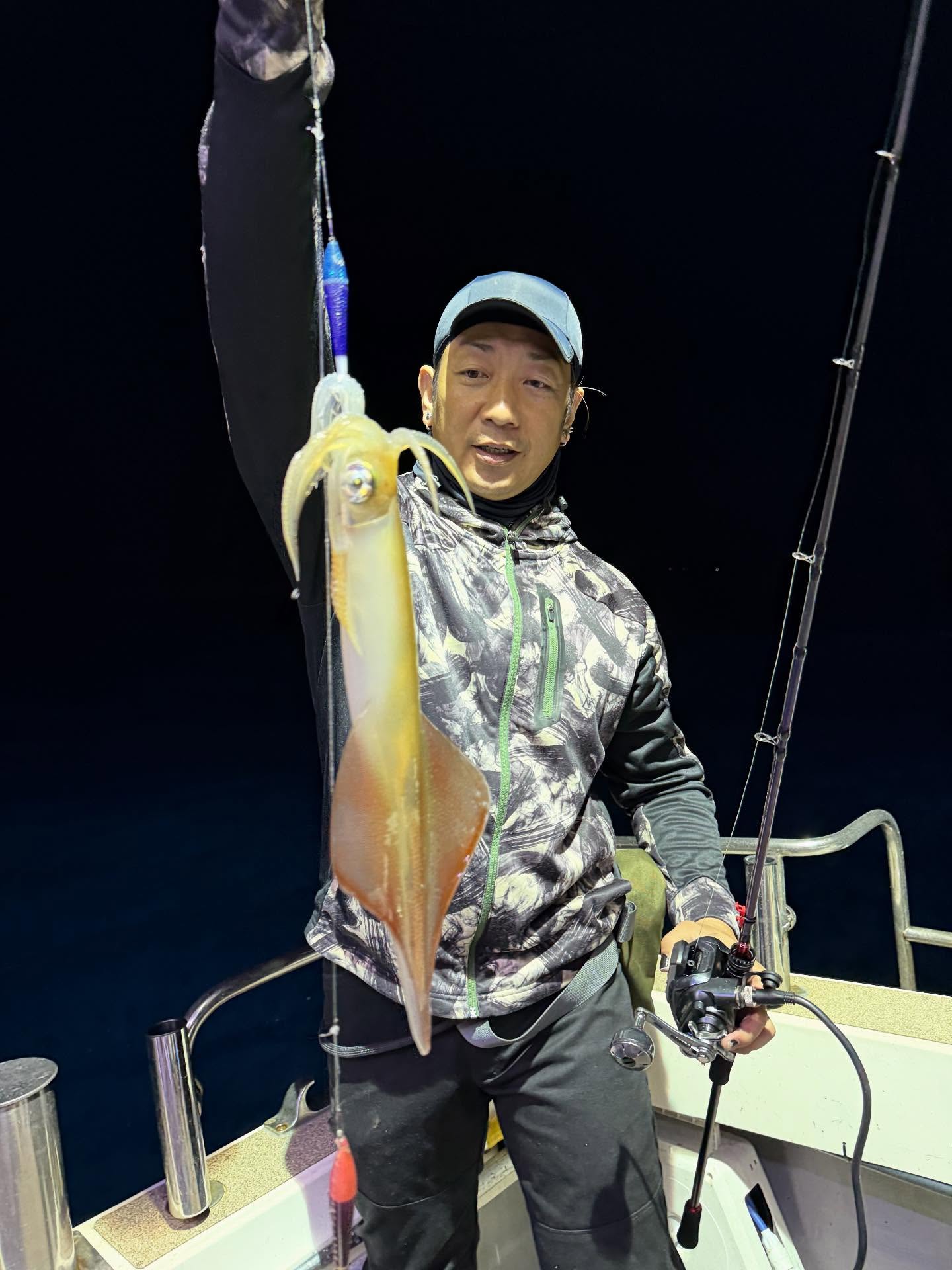 １０月１日　夜焚きイカメタル🦑もー終盤恐る恐る出航　序盤はイマイチでしたがゾーンに入ったらバダバタと、ラッシュで楽しんで頂けたかなと思います🫡来年の夜焚き楽しみですね〜#遊漁船#遊漁船DAIYA#福岡#博多#箱崎漁港#釣り#釣り好きと繋がりたい