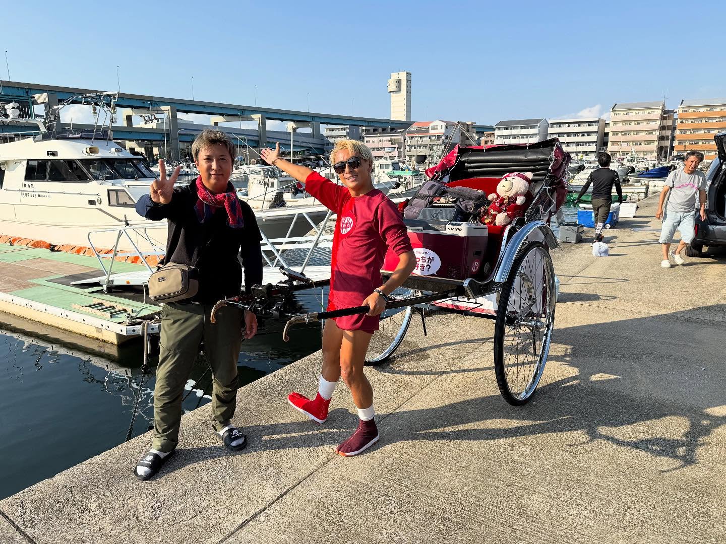 こんにちはそー言えば!釣りから港に帰ったら、、、何と️TikTokでお馴染みのガンプ鈴木さんが🤣人力車で国内にとどまらず世界🌎あちこち横断などされてるどんでもない人何で箱崎️って思いましたが野次馬根性で声かけて船の前で写真撮ってもらいました笑(仲間の船長も笑)現在もキットカットとのコラボで旅されてるので是非見てみてください🫡#遊漁船#遊漁船DAIYA#福岡#博多#箱崎漁港#釣り#釣り好きと繋がりたい