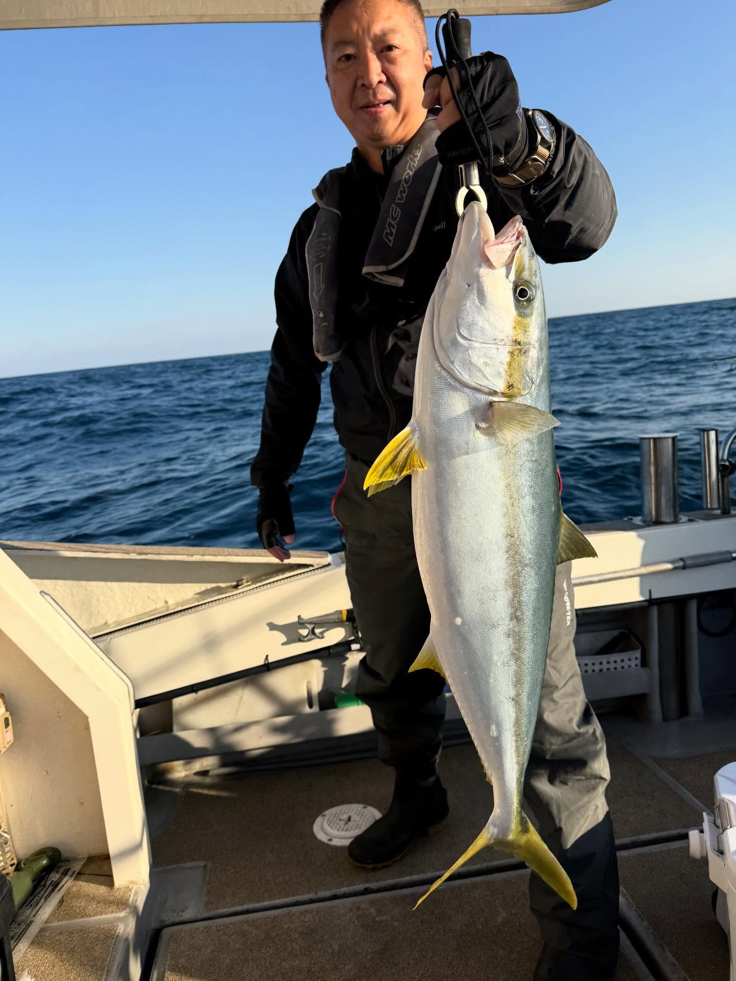 11月15日　ジギング便張り切って朝イチナイスサイズの青物ゲットで幸先良くスタート️そのままシーラに弄ばれて、ラストヤズニーランド発見してバタバタ釣れて納竿となりました🫡中々渋い日が続く中、しっかり獲って頂きありがとうございましたまたのご乗船お待ちしております🫡#遊漁船#遊漁船DAIYA#福岡#博多#箱崎漁港#釣り#釣り好きと繋がりたい