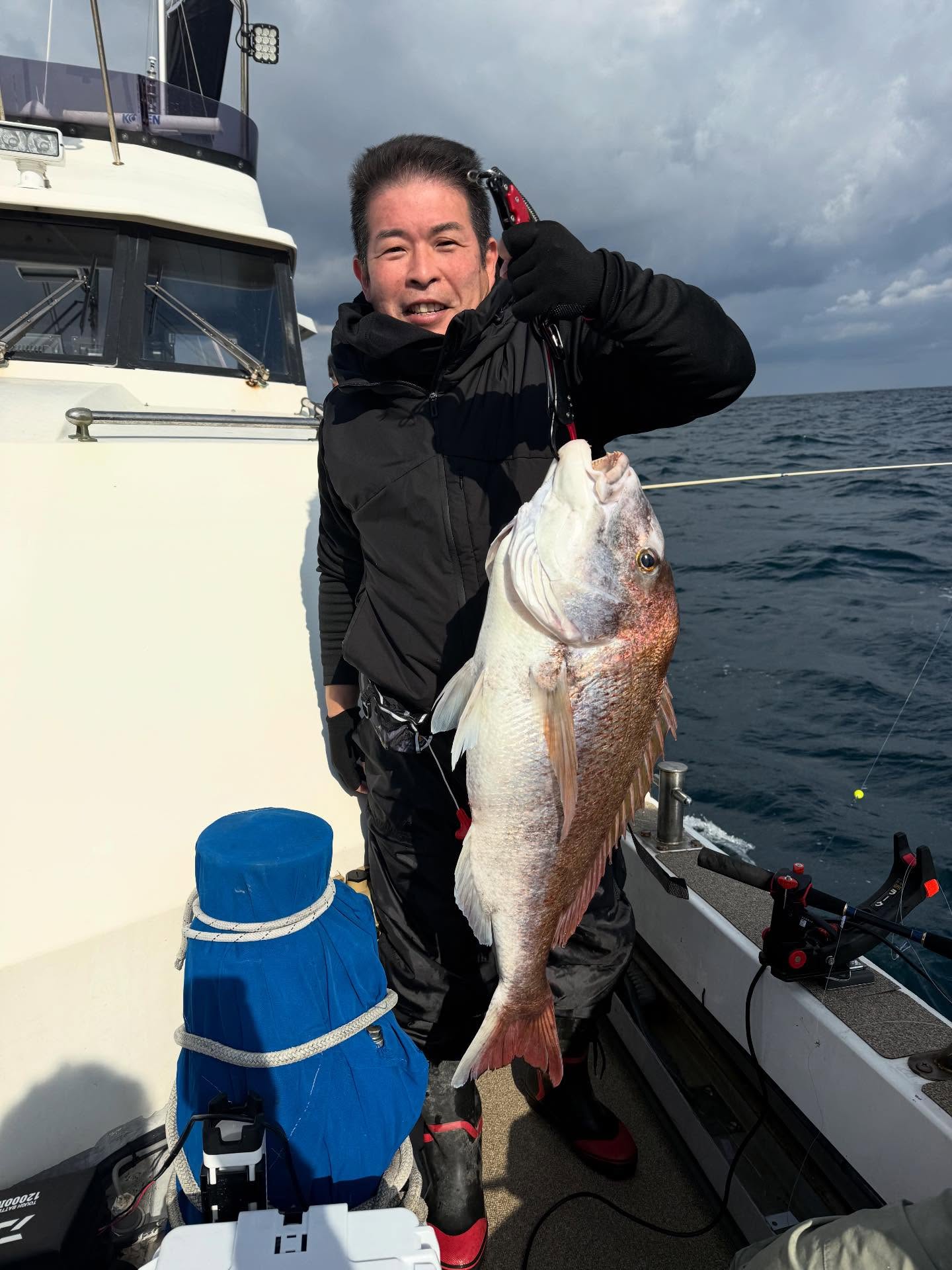 11月23日　初落とし込み便かなりの不安と緊張の中出船🫡最初中々反応に出会えず🥶その後何とか見つけて80センチはありそうな鯛を2枚🏻チョロチョロヤズなど追加しながらラスト入った場所で連発️船内てんやわんや私的には上出来な釣行でしたがまだまだ修行あるのみですね！落とし込み良い時期です是非ご予約お待ちしております！#遊漁船#遊漁船DAIYA#福岡#博多#箱崎漁港#釣り#釣り好きと繋がりたい