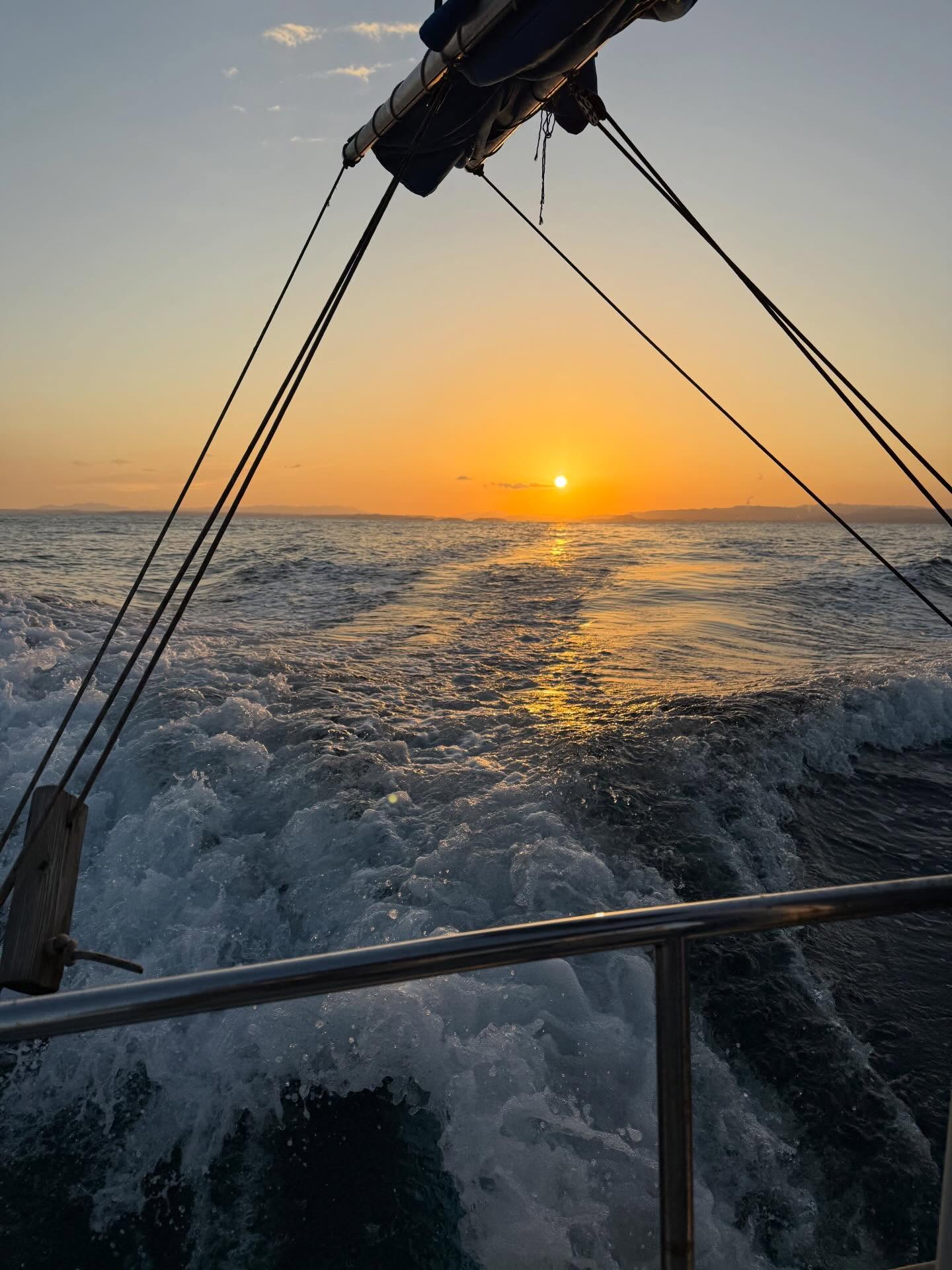 修行🧘　先日仲間の船長からお誘い頂き🫡ジギング修行に行ってきました🤲流石よー釣らせる激渋な日だったけどお客さんを待たせない釣りと的確なアナウンス勉強になりました🫡（シャくってる人が船長）#遊漁船サポート #長岡船長41歳眠い時不機嫌になるらしい笑