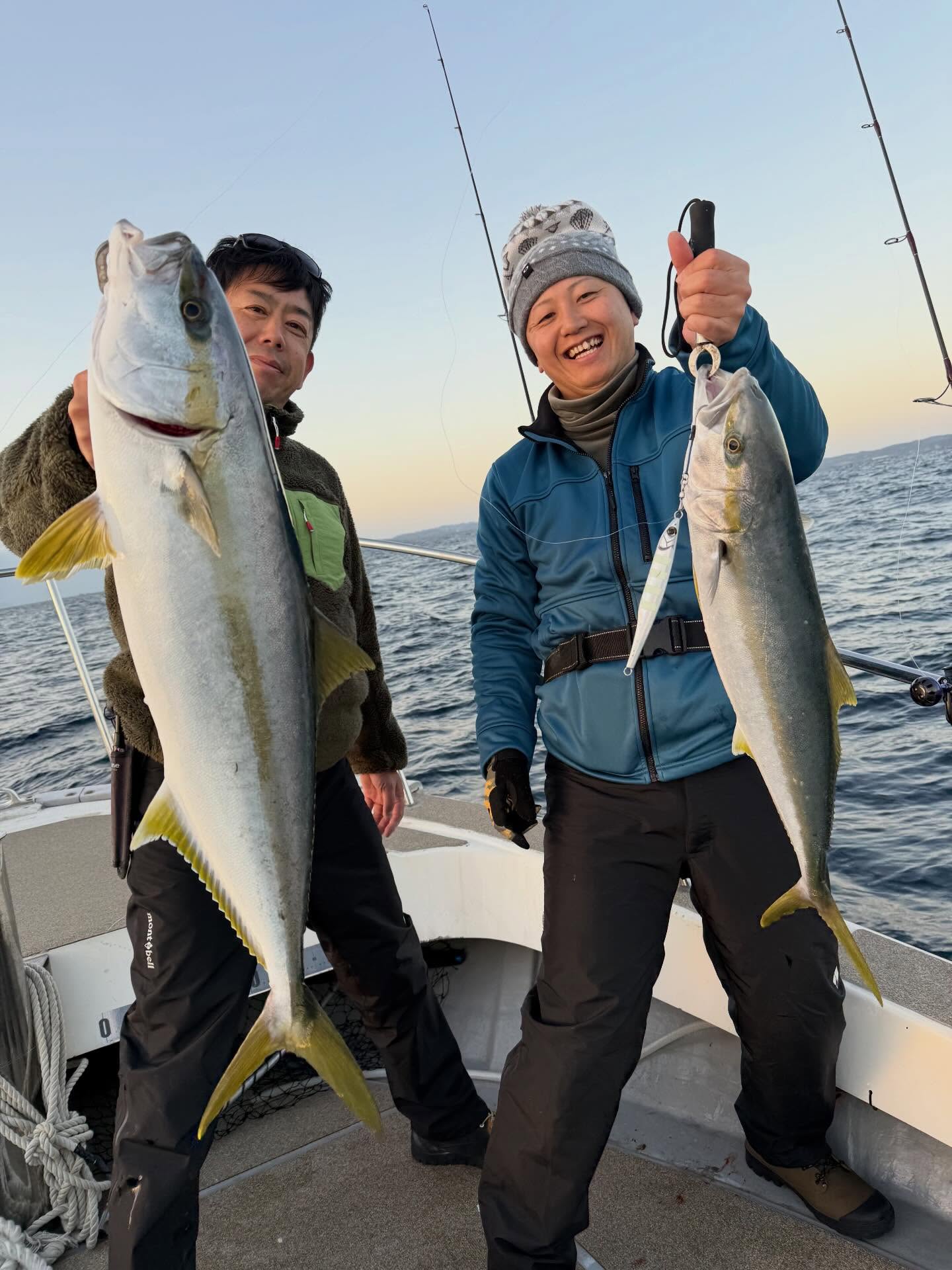 1月17日　ジギング便朝方時化予報で、遅出し出船🫡まー時化🥶14ノットで壱岐方面へ🫡日も上がり我慢出来ずに手前でスタート️幸先良くヒラ子が顔出しでくれて移動🫡勝本でもポロポロ釣れていざ七里へ‍♀️到着後、連発はしないものの適度に釣れて7キロ前後が釣れました🫡潮のタイミングが合って良い日になりましたまたの挑戦お待ちしております🫡#遊漁船#遊漁船DAIYA#福岡#箱崎漁港#つりすきな人と繋がりたい
