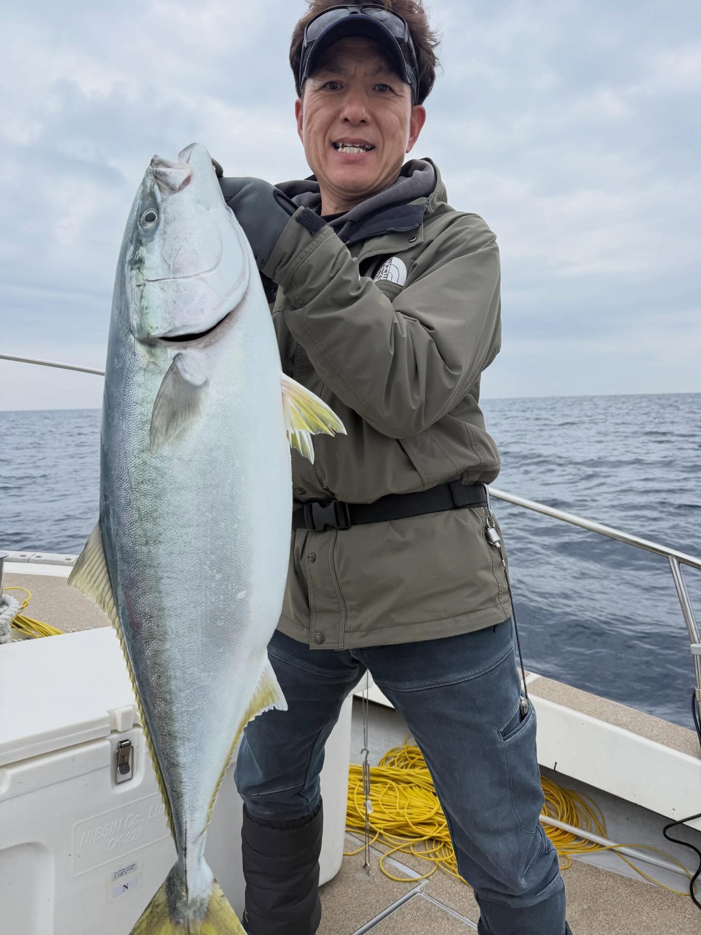 3月22日日曜　ジギング、タイラバ便中潮に期待と不安の中、出船初釣りの方がいらっしゃったので、浅場でタイラバスタート️直ぐに根魚ヒットでウォーミングアップ終了️移動して水深100m🤣初めての方には過酷かとも思いましたが結果オーライ🏻先日回った場所で連発❣️ジギングで9.5キロ🏻タイラバで70センチ🏻久々釣れたーって感じがしました🫠やっぱ潮なんでしょうね〜🧐鳥山大事初心者さん達も全員安打で良かったです🫡数は取れませんでしたが！実のある1日でした今週末、金曜日、日曜日凪予報で予約0です日にムラはありますがまだまだ10キロオーバーブリなど上がってます🏻是非宜しくお願い致します🤲タイラバ便もしばらくは勝本メインで行きます🫡のでご予約お待ちしております❣️#遊漁船#遊漁船DAIYA#福岡#釣り好きと繋がりたい