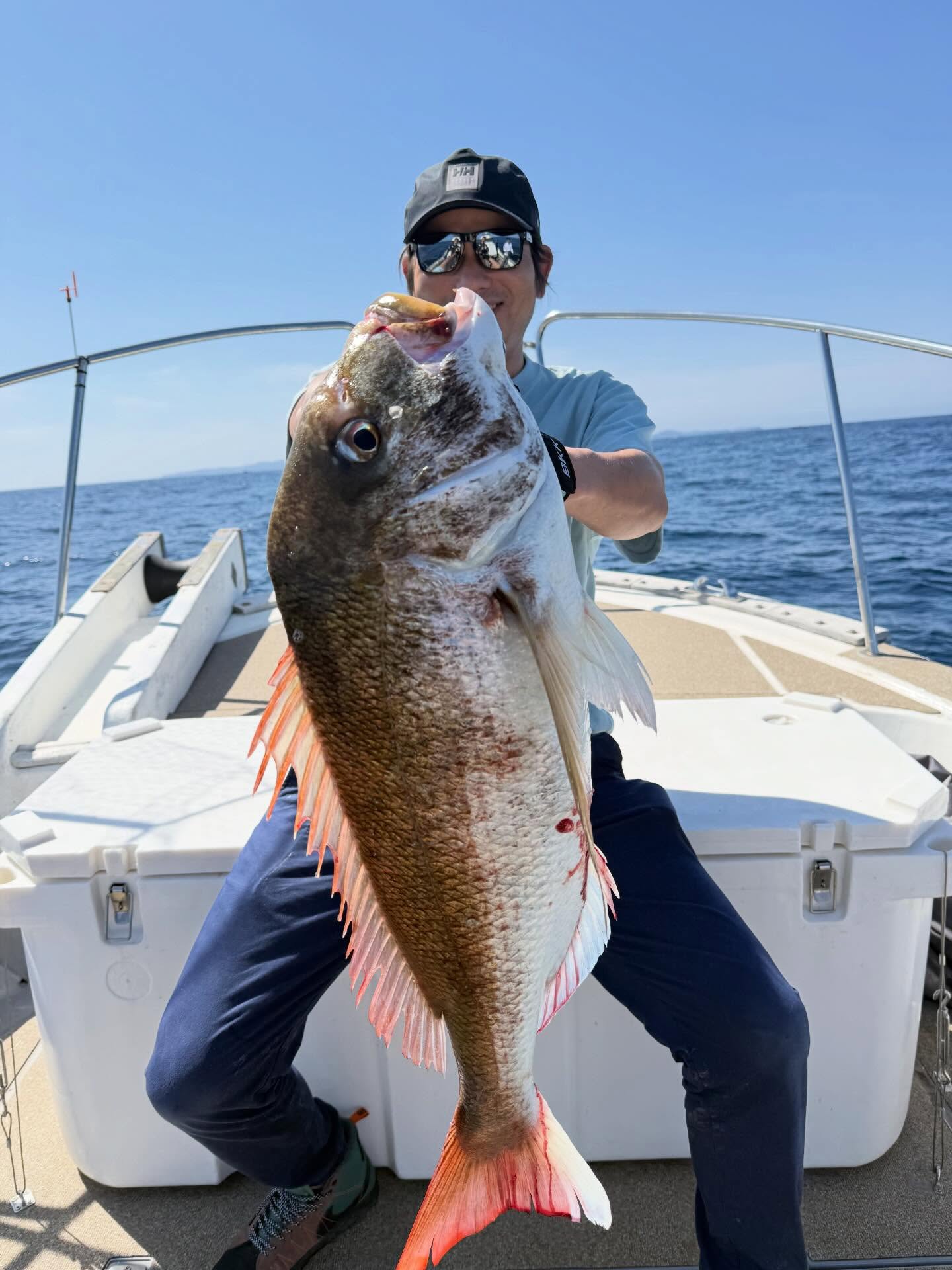 4月11日、タイラバ便　気合いの早出し️ウネリが残る中、ひと流し目から釣れる〜🏻船内パニック🫨それからも、どこ流しても釣れる状況で、初心者の方もかなり楽しまれ何よりでした🤲初めての船釣であんな釣れるなら楽しかったと思いますタイラバダービー開催中4月〜5月末までの2ヶ月間❣️大鯛釣った方上位2名に素敵なプレゼントをご用意しておりますもう4月10日すぎました🏻是非価値ある1匹を仕留めにいきませんか？#遊漁船#遊漁船DAIYA#福岡#釣り好きと繋がりたい