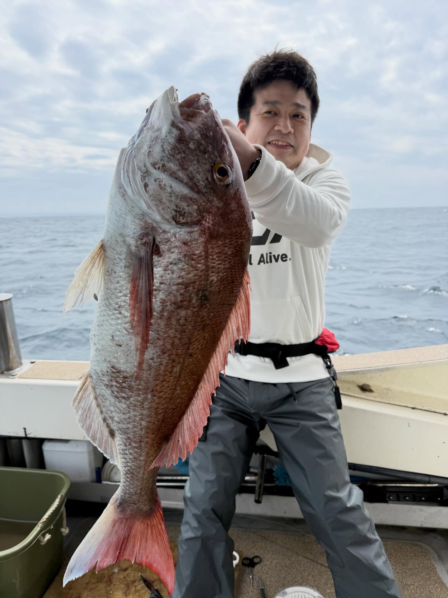 4月13日 月曜日〜！昨日に引き続き釣れるぞー️と張り切って出船🫡中々潮が行かず苦戦しながら良いサイズをしっかりキャッチ70アップも出て良い感じでしたが食い渋り時化てきたので終了️最後まで諦めずに頑張って頂きありがとうございますタイラバダービー開催中4月〜5月末までの2ヶ月間❣️大鯛釣った方上位3位に素敵なプレゼントをご用意しておりますもう4月10日すぎました🏻是非価値ある1匹を仕留めにいきませんか？