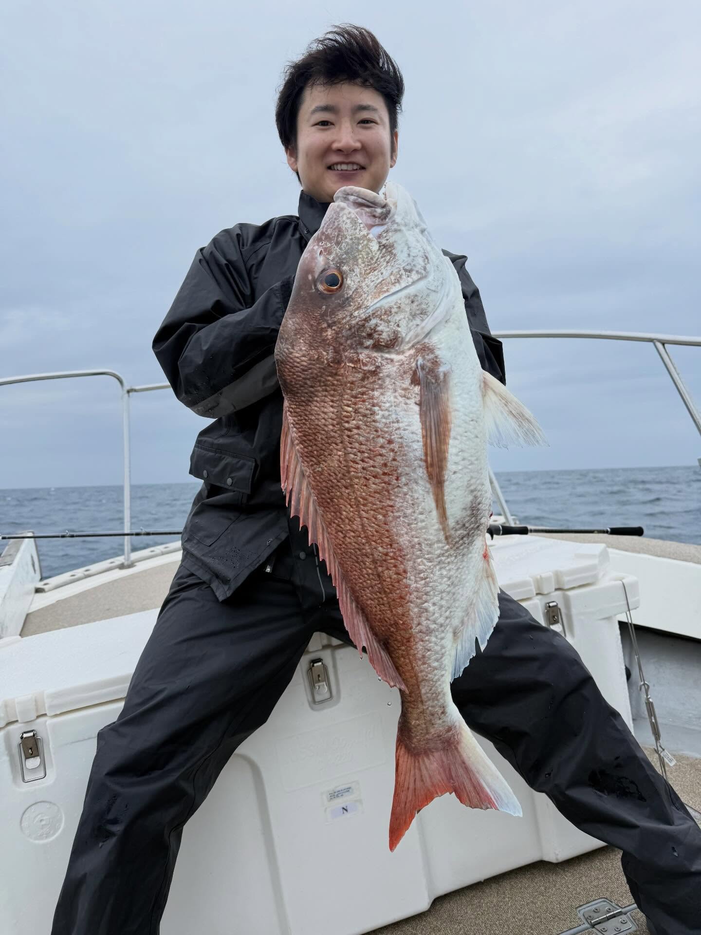 4月18日、土曜日　タイラバチャーター便🏻精鋭4人での出船🤣朝から雨と少し時化の中、朝イチ75の誰もが納得サイズをゲットそれからも何かしら釣れ続けて、船立て直せない状態に突入🤣結局2流しで終了🏻マジくるカーリー最高でしたね笑タイラバダービー開催中4月〜5月末までの2ヶ月間❣️大鯛釣った方上位3位に素敵なプレゼントをご用意しておりますもう4月半ばすぎました🏻是非価値ある1匹を仕留めにいきませんか？現在暫定1位　75㎝　2位　74㎝　3位71㎝まだまだチャンスあります🏻熊本からありがとうございました是非またお待ちしております