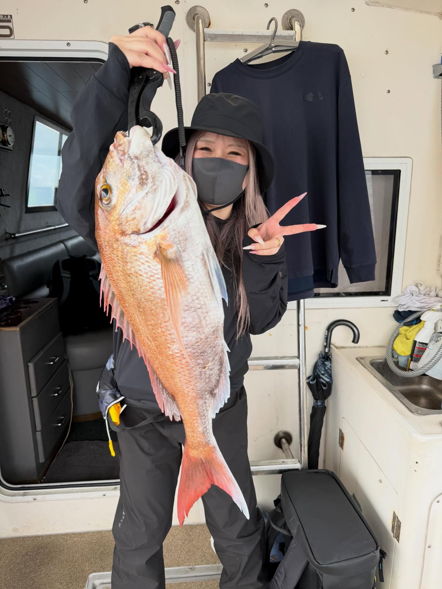 ４月19日、タイラバ便先日良すぎた釣果に胸膨らませてスタート️しかし、中々渋い🥶前半戦中々上がらずポツポツ拾って後半も中々潮走らず苦戦そんな中でも何故か釣れ続ける人が居るから面白い🤣初タイラバで、船0ノットなのに、何故か1人だけ釣れる笑しかもデカい🤣周りのお客様も笑うしかない🤣そして、潮が走り出すと周りの方もポツポツ釣れ出し、なんだかんだで誰かずっと釣れてる状況最後爆風になり、時化初めてどうしようかなー？ってタイミングでラッシュで、納竿🫡しかし、初タイラバの方アタリすらわからず、それかかってない？って他のアングラーから言われて🤣竿上げてみて〜って言ったらバタバタ竿叩いて、上がってきたら65センチの鯛🤣私は嬉しい限りでした🏻マジ考えさせられます🫠釣りは難しい笑タイラバダービー開催中4月〜5月末までの2ヶ月間❣️大鯛釣った方上位3位に素敵なプレゼントをご用意しておりますもう4月半ばすぎました🏻是非価値ある1匹を仕留めにいきませんか？