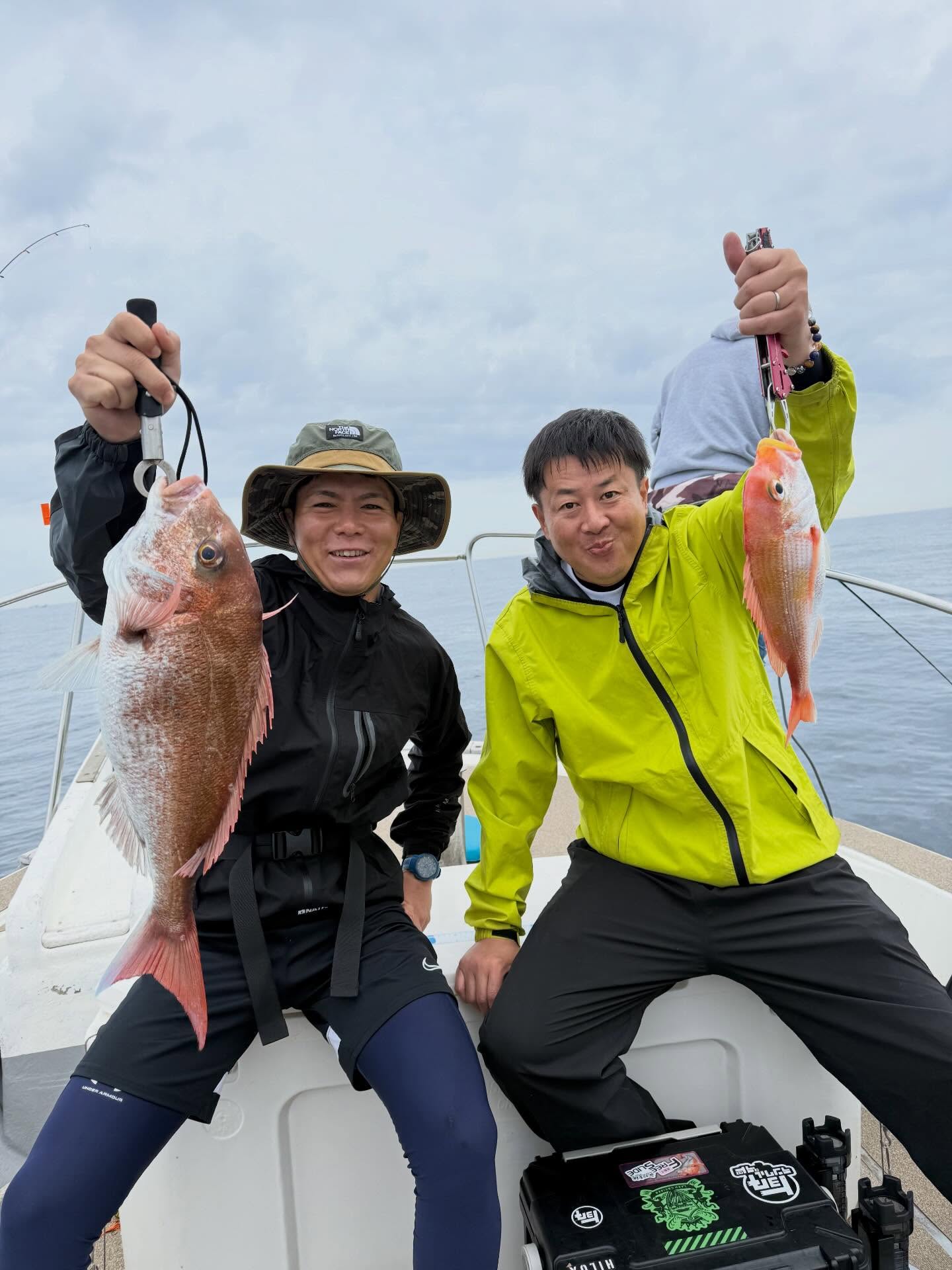 4月26日　団体様とお一人様での釣行いつもの場所からスタート️初心者様多い中、糸の出し方、巻き方からレクチャーして皆様感覚掴むの早くて🏻助かりますしかし中々釣れない🥶そんな中、いきなり甘鯛さんヒット〜最高のスタートで、他の方も着々とヒット中々サイズが出ない中無言で釣り上げる方や🤣ワイワイ言いながら楽しめました🏻全員安打で任務達成出来てよかったです🫡またの乗船お待ちしております️タイラバダービー開催中4月〜5月末までの2ヶ月間❣️大鯛釣った方上位3位に素敵なプレゼントをご用意しておりますもう4月後半すぎました🏻是非価値ある1匹を仕留めにいきませんか？
