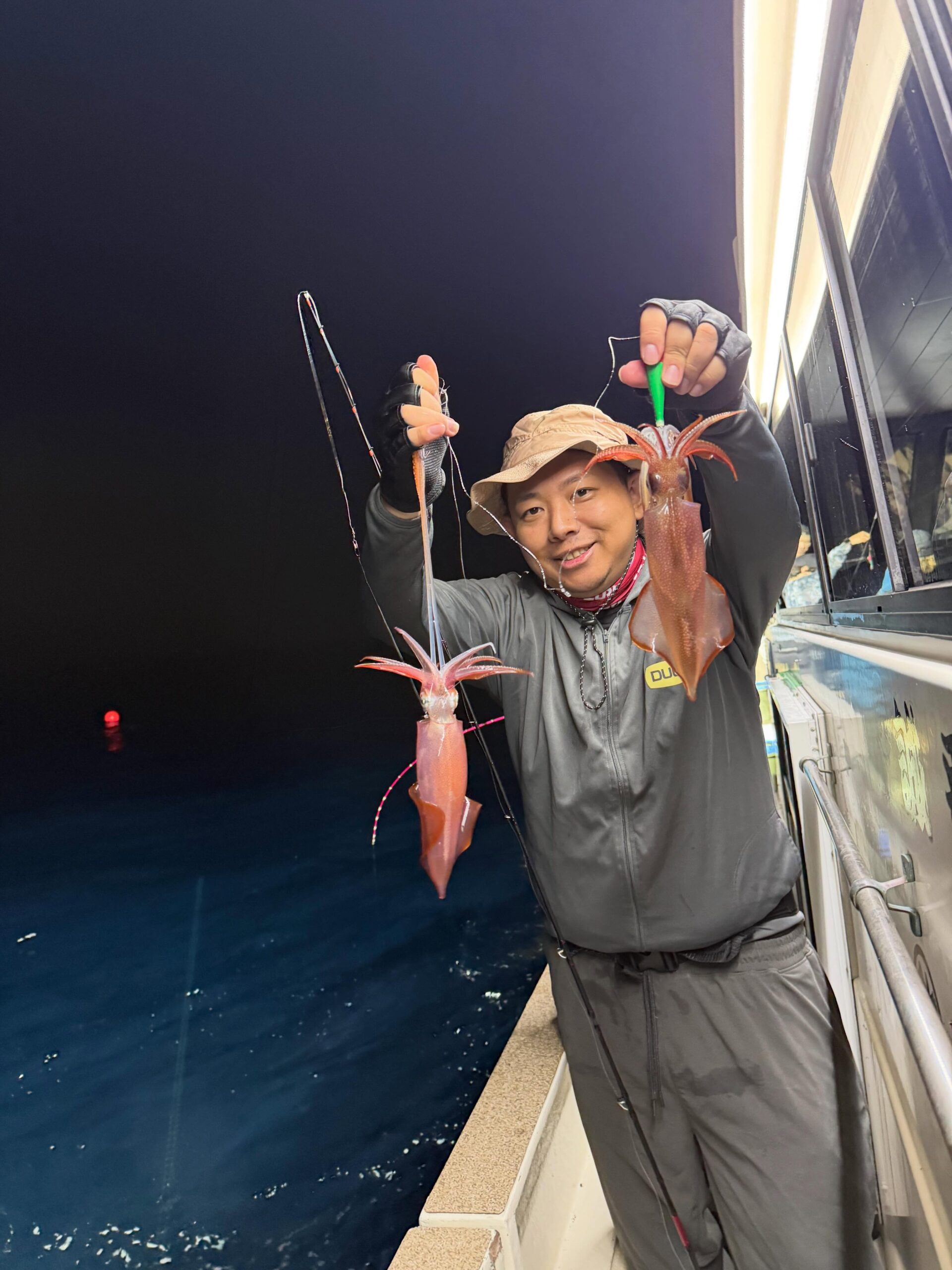 5月12日　夜焚き調査便🦑今年もやって来ました🦑シーズン周りの船が釣れ始めてる情報が上がり出したので️不安半分の中出船〜平日だったので、遅出し🏻到着した頃には真っ暗🫠出遅れた感満載でしたが、パラ入れて秒で釣れ出し🦑おー？良いかも❣️って思いましたが前半ポツポツたまに大剣サイズが釣れてテンションアップ️終盤パラの入り具合がおかしいのか？潮が効かずずっと0ノット🥶しかし常に釣れ続けて気付けば皆んな40杯オーバー🤣ラストスパートで結果みんな60杯平均🏻釣る人70オーバー幸先良いスタートになりました️今季は、2年目になるので！更に皆様の満足度上げて行ける様に頑張りますので！宜しくお願い致します🏻5月〜6月は土曜日ほぼ満船頂いております金曜日、日曜日、平日は多々空きありますので、是非ご検討ください️平日はシュート便も出しますので、ご要望あればお気軽にお声掛けください☆オールナイト便も1回ぐらいはしたいなと模索しておりますので🤣こちらもご要望ありましたらご連絡ください️長々となりましたが、これからも遊漁船ダイヤ河口を宜しくお願い致します🤲タイラバダービー開催中4月〜5月末までの2ヶ月間❣️大鯛釣った方上位3位に素敵なプレゼントをご用意しております5月入りましたラスト半月🏻是非価値ある1匹を仕留めにいきませんか？#遊漁船#遊漁船DAIYA#イカメタル#タイラバ