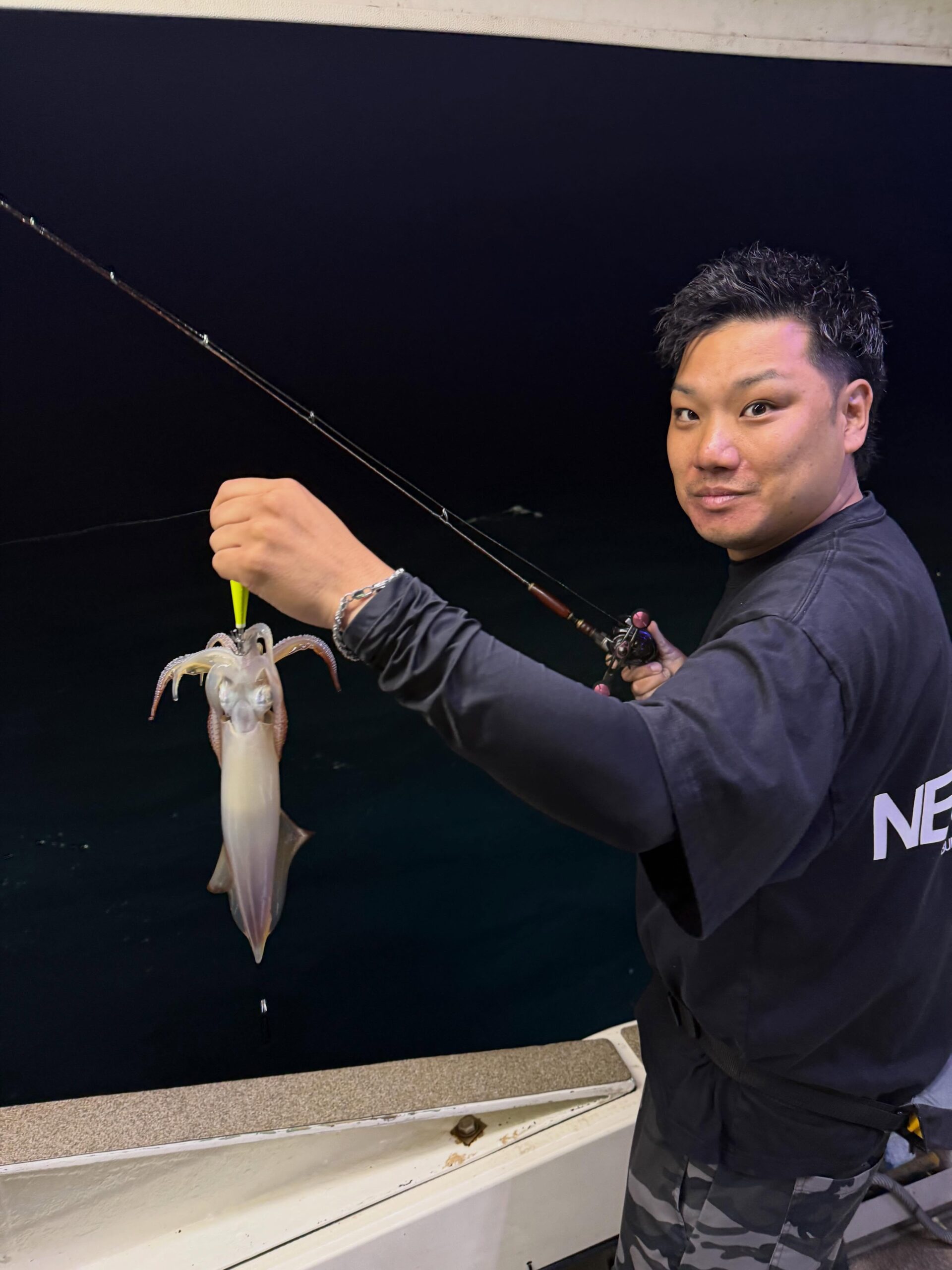 6月5日、夜焚きイカ🦑今日もいつもの場所へ🏻スタートは、ポツポツ不安になるぐらい釣れない時間が続く中、やっと日が落ちたら釣れ出してひと安心🫠初心者の方もどんどん釣れてる🦑船酔いする人、満足した人などなど若干時化てましたが、最後までありがとうございました