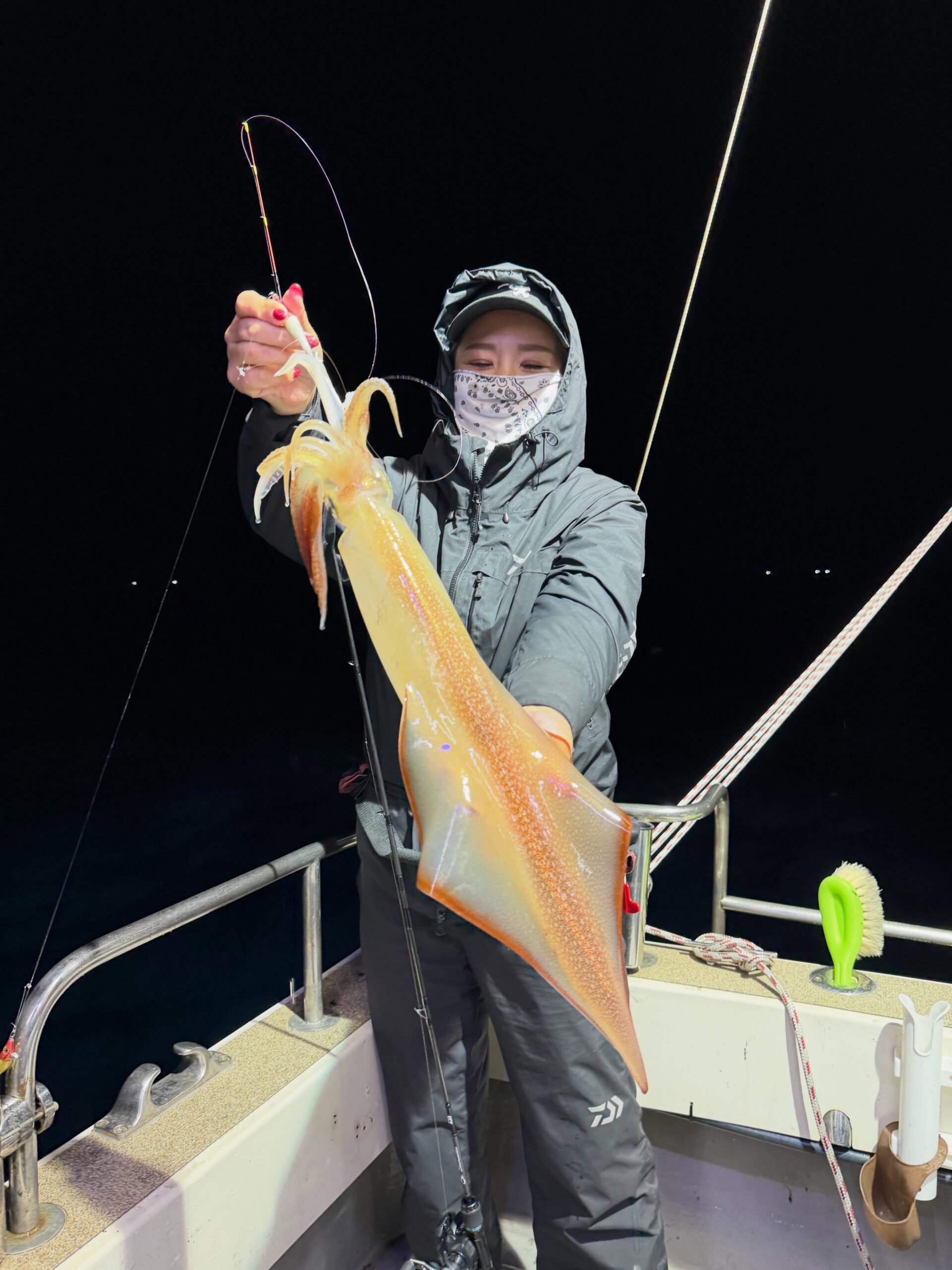 6月9日　夜焚きイカ🦑ちょっといつもと違う場所へ🏻スタート悪すぎて失敗した〜🥶と思いきや、時化ながらも皆さんコツを掴んでバタバタと量型ばかりヒット🏻平均30後半でしたが、特大サイズも出て良い日になりました🏻