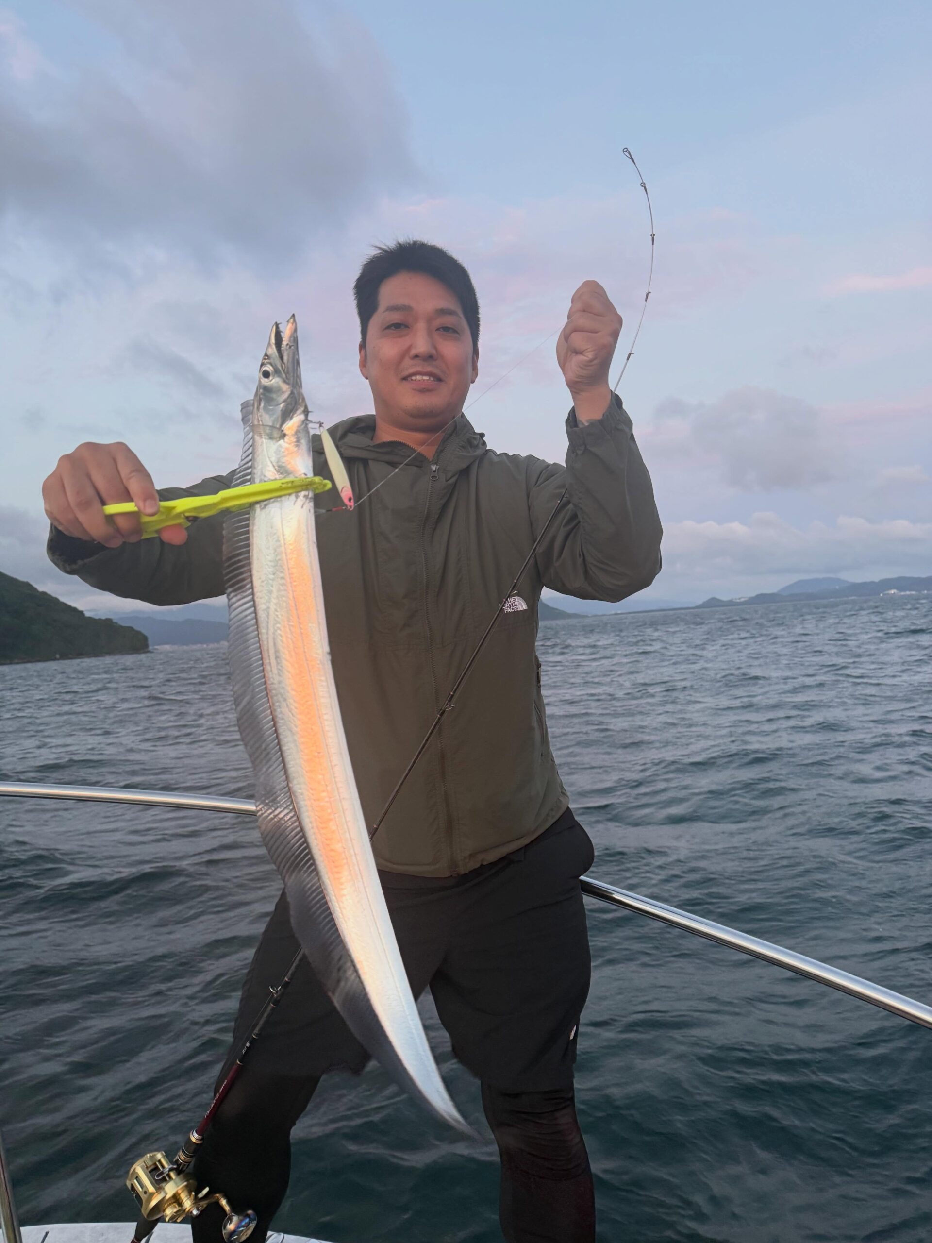 ６月２１日  太刀魚（バチコン）便今年1発目の太刀魚🏻　張り切ってスタート️とりあえず3匹連続ヒットして、お！いけるぞ️と思ったのも束の間笑突然のデカアジラッシュ🤣何処流してもアジだらけ笑皆さんジグやバチコン仕掛けに変更し、20匹以上釣れたんじゃないでしょうか？まだ太刀魚は入ってない様でしたが！アジは激アツでしたね〜🧐スーパー期間限定ではありますが！バチコン便募集中ですので！お気軽にお声掛けください
