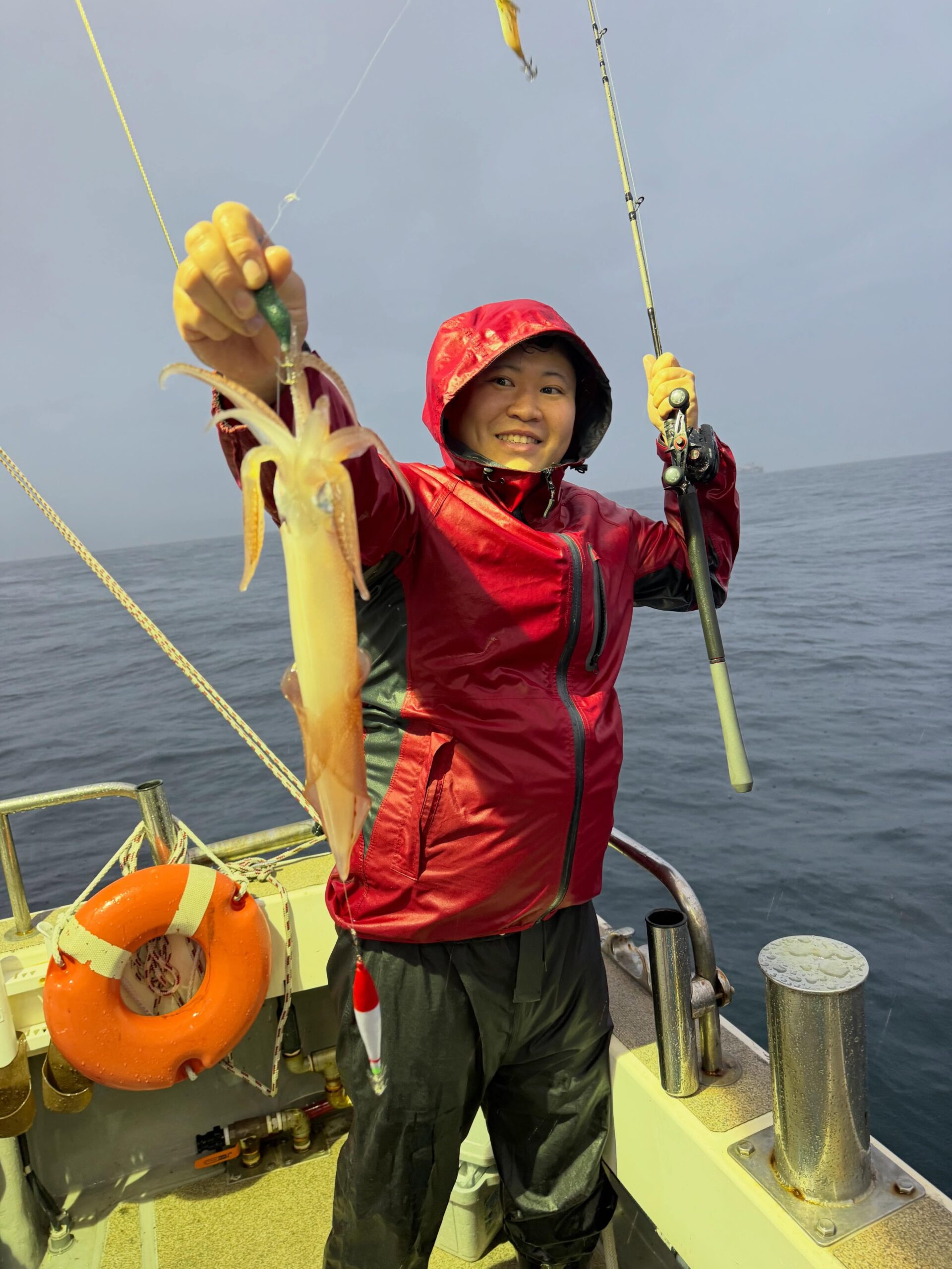 6月24日 夜焚き🦑遊漁船DAIYAスーパー記録爆誕雨風でしたが、悪くは無かったので精鋭だけ募集して出船🏻暗くなるまでは、ほんとポツポツでしたが、日が落ちてからバタバタ釣れ始めて一安心🫠イカメタル初の方も50オーバーで、竿頭はなんと脅威の252杯🤣🤣🤣カゴ満タンになって、2つ目突入したんで、150は行くかなーと思ってたら笑 次元が違いましたね笑最後、他のお客さんも見守る中私も数えましたが間違いなく250わら🏻素晴らし過ぎる釣果ありがとうございます今からどんどん良くなって行くと思いますので️是非ご利用お待ちしております🫶#遊漁船DAIYA#イカメタル #250杯オーバー