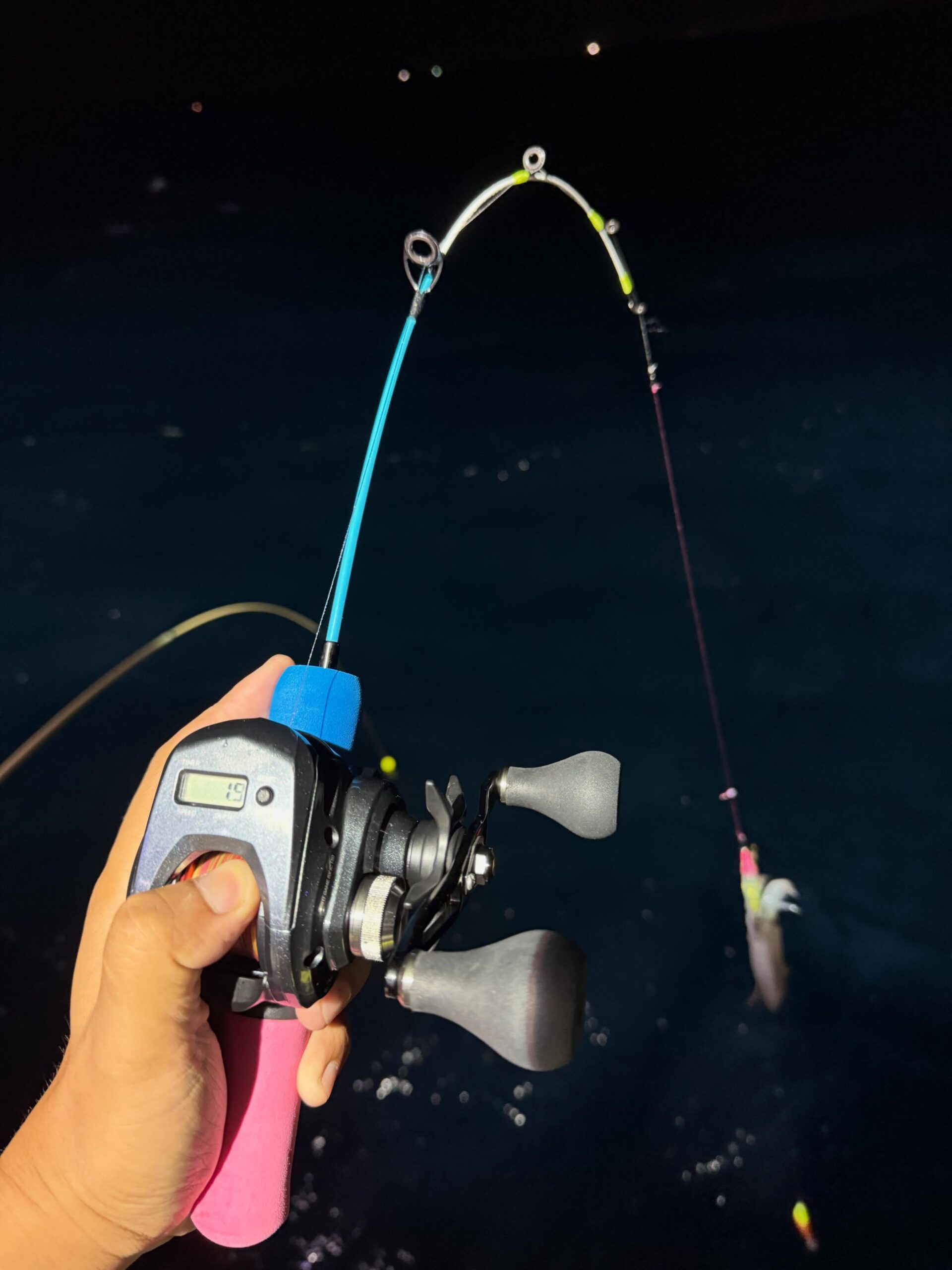 6月27日　夜焚き🦑結構な時化予報でしたが、チャーターだったので！出船️まー時化てる笑到着後、4人リバース🤣でしょうね〜って感じでスタートしましたがやはり前半は当たらず！後半良くなって、最後まで続いてくれました️胴付き90杯、メタル50杯でしたが、まーシケの中でも良く当たったほうじゃないでしょうか🏻来週かな？リベンジお待ちしてますちなみに、DAISOの穴釣りロッドを使ってみましたが！普通に成立しました笑2杯釣ってやめましたが！ティップだけ持って釣りしてるイメージでした笑笑是非皆さんもお試しください🤣
