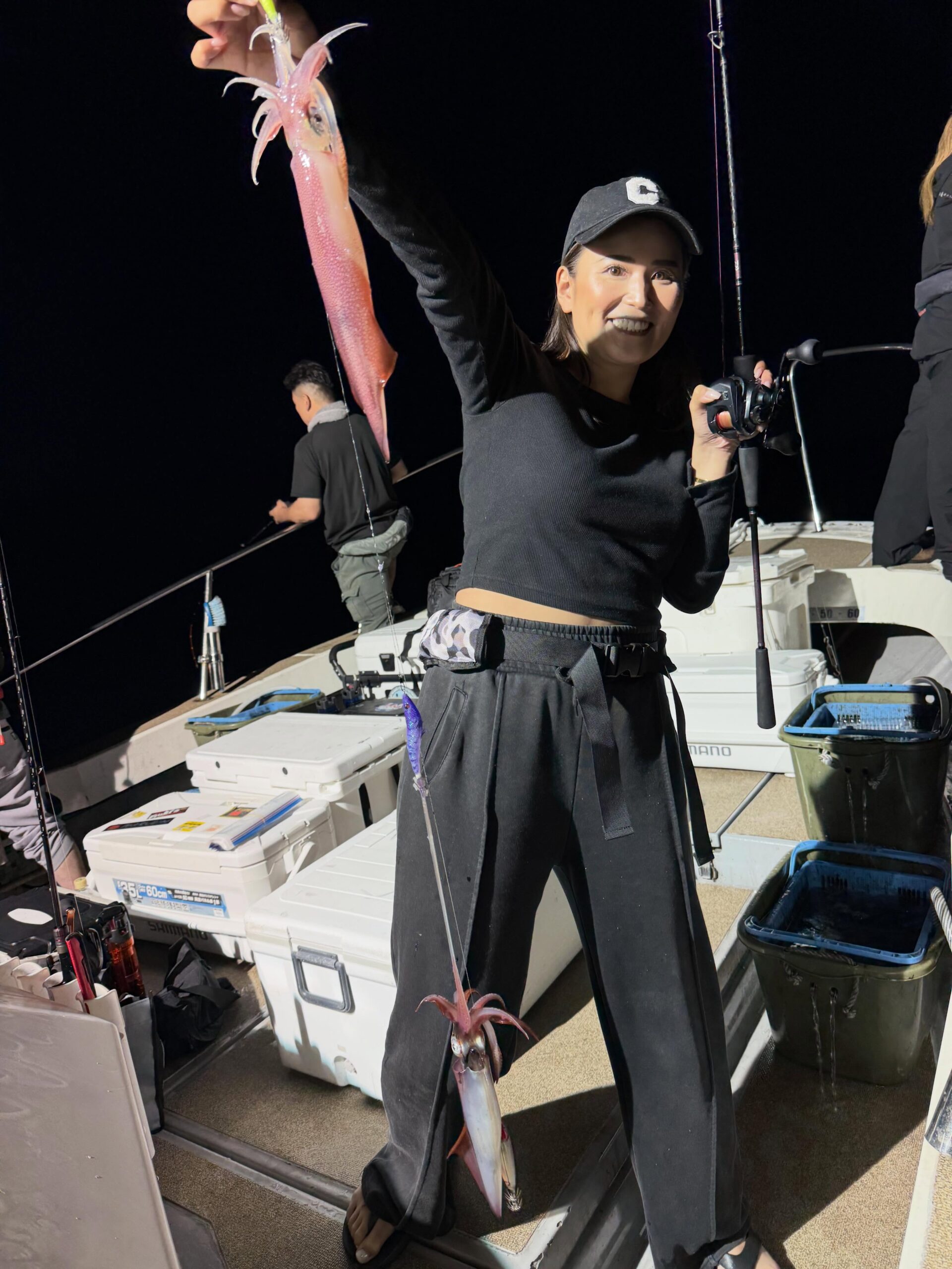 6月28日　夜焚き🦑女性率高めのダイヤです😎中洲のクラブの方など数名お越しいただき、ベタ凪の海へ出船🫡まーいつもながらスタートは良くない🥶しかし、いつもの時間になると、ポツポツ釣れて、女性陣はキャーキャーワーワー楽しそうで笑反対のガチ勢の皆様は無の心で黙々と連発！後半失速して、残念でしたが頭110杯、平均60前後で大検討だったんじゃないでしょうか？またのお越しをお待ちしております