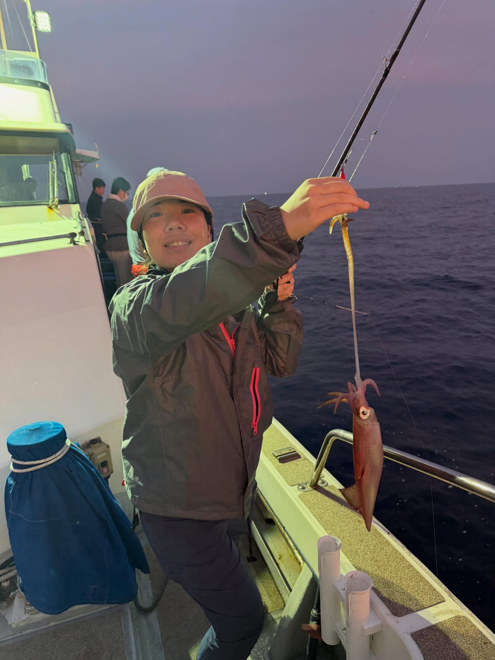 6月13日 夜焚き🦑玄界灘1️⃣IQが高い方々を乗せて出船流石IQ高いだけあって、釣れ始めたらコツを掴まれてずっと釣れまくり🦑初めての方も多い中、平均30〜40と大健闘🏻頭80杯オーバーで流石の腕でした🫡またのお越しをお待ちしております♪