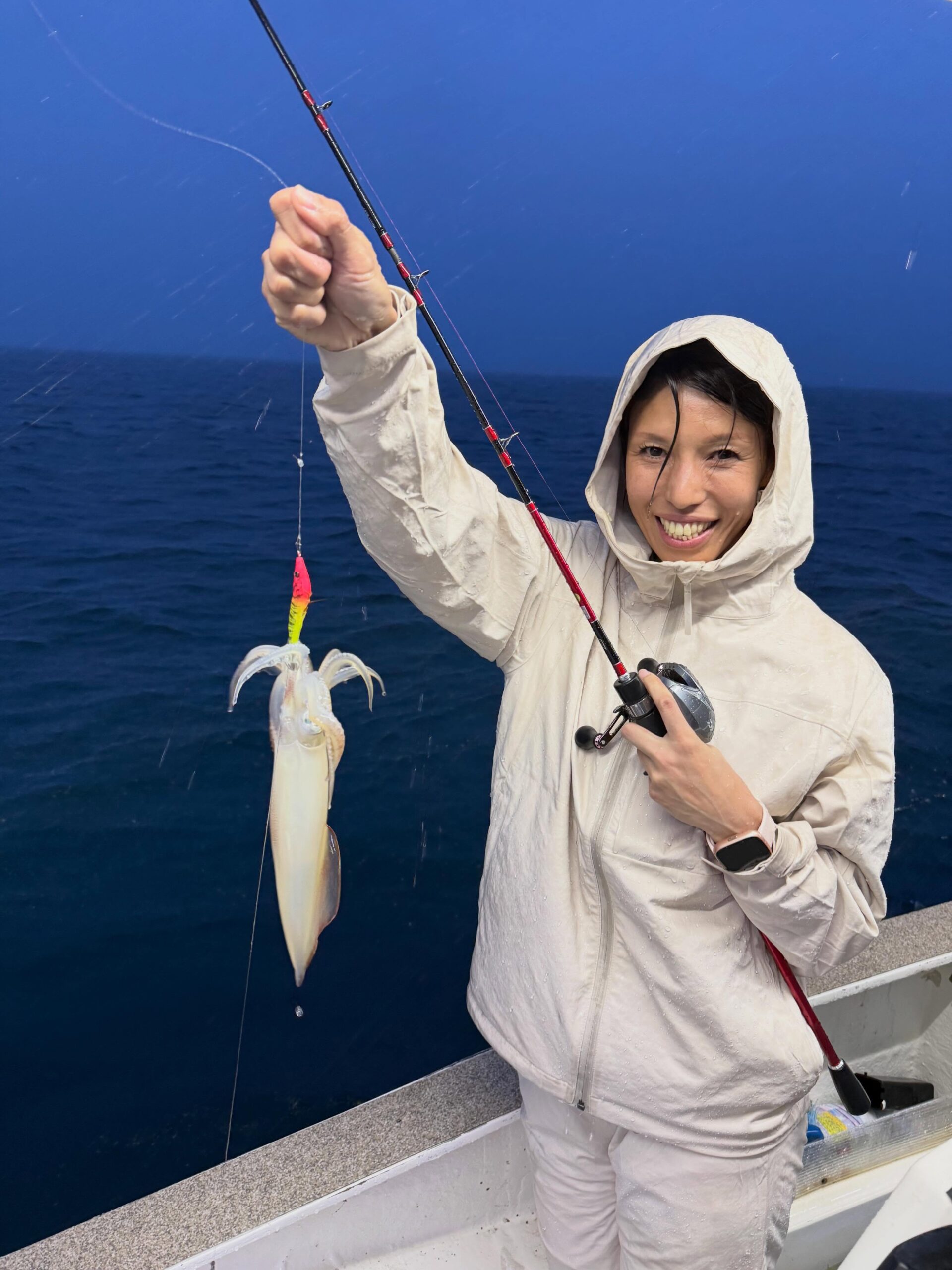 ６月１９日　夜焚きイカ🦑ちょっと雨模様でしたが、出船お久しぶりのお客様ありがとうございました途中嵐の様な雨風に見舞われながらもコンスタントに釣れ続けて、平均40前後でした釣る人は85杯オーバ〜🏻過酷な環境の中、最後までありがとうございました
