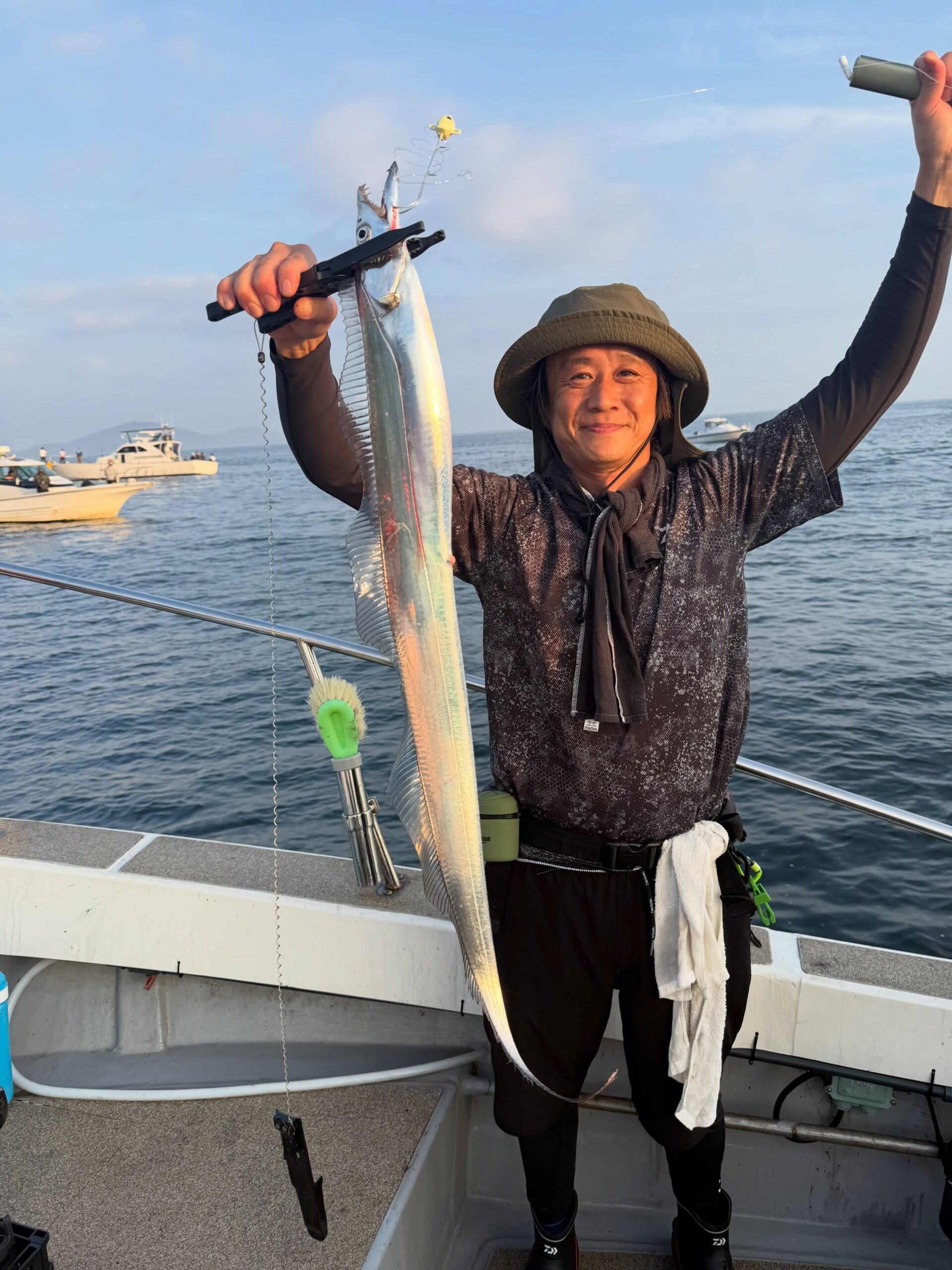 7月18日、太刀魚〜夜焚き久々の太刀魚からスタート️まだまだ数は取れない中、釣れたら良いサイズ🏻やっぱ朝はジグが強いですね！折り返し夜焚き🦑初心者さん多い中、コツを掴んだ方は無双少し時化てましたが楽しんで頂けたなら幸いです！またのお越しをお待ちしております🏻