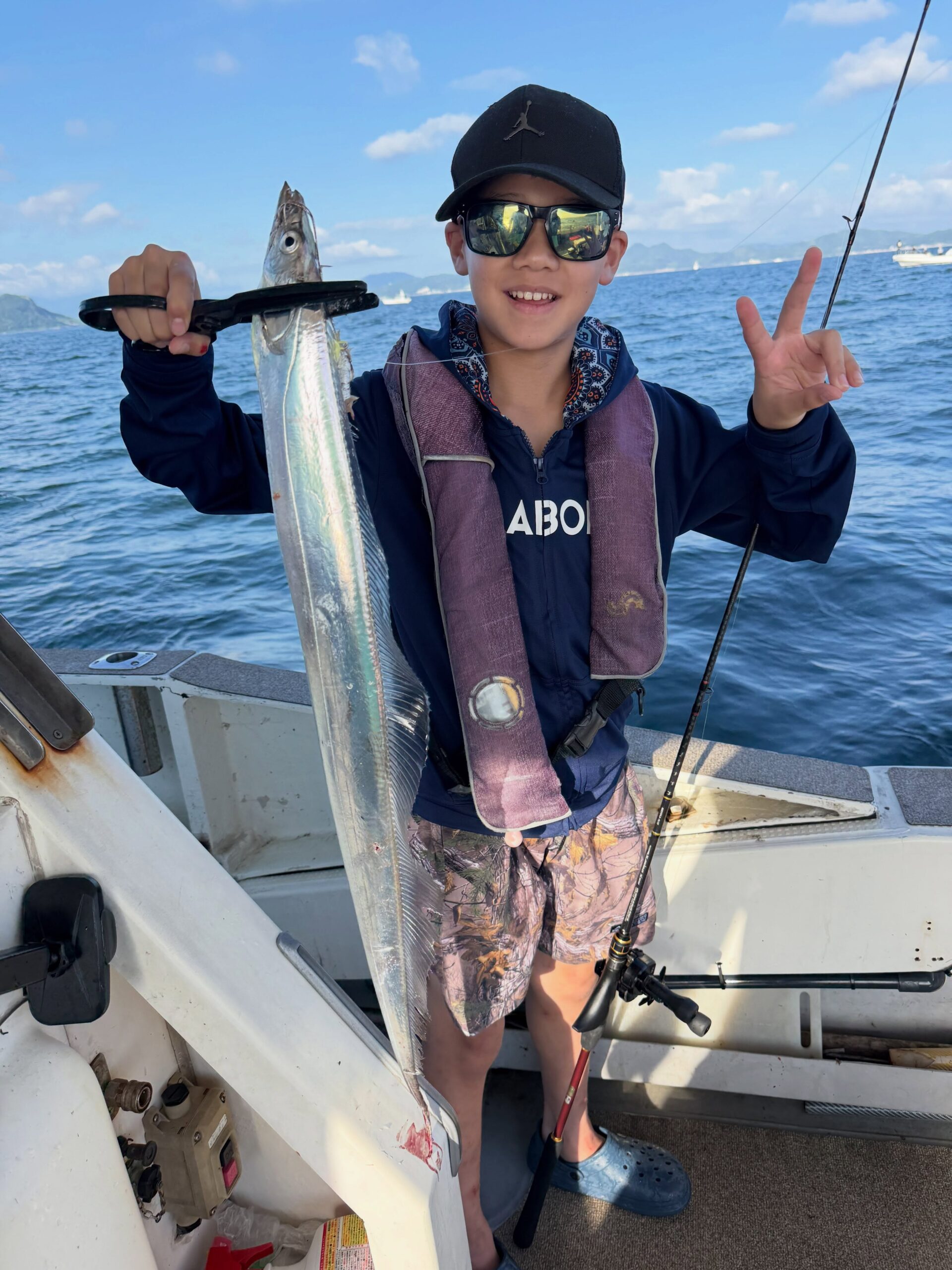 7月31日 太刀魚〜夜焚き太刀魚はこの日ご機嫌斜め🥶中々数取れない中しっかり親子でキャッチ🧑🧑🧒他の方は鬼アジラッシュを決め何とか形になりました夜、まぁいつも通り可もなく不可もなしって所で若干時化の中でしたが平均50以上は釣れて何よりでした🕺🏻またのお越しをお待ちしております🏻