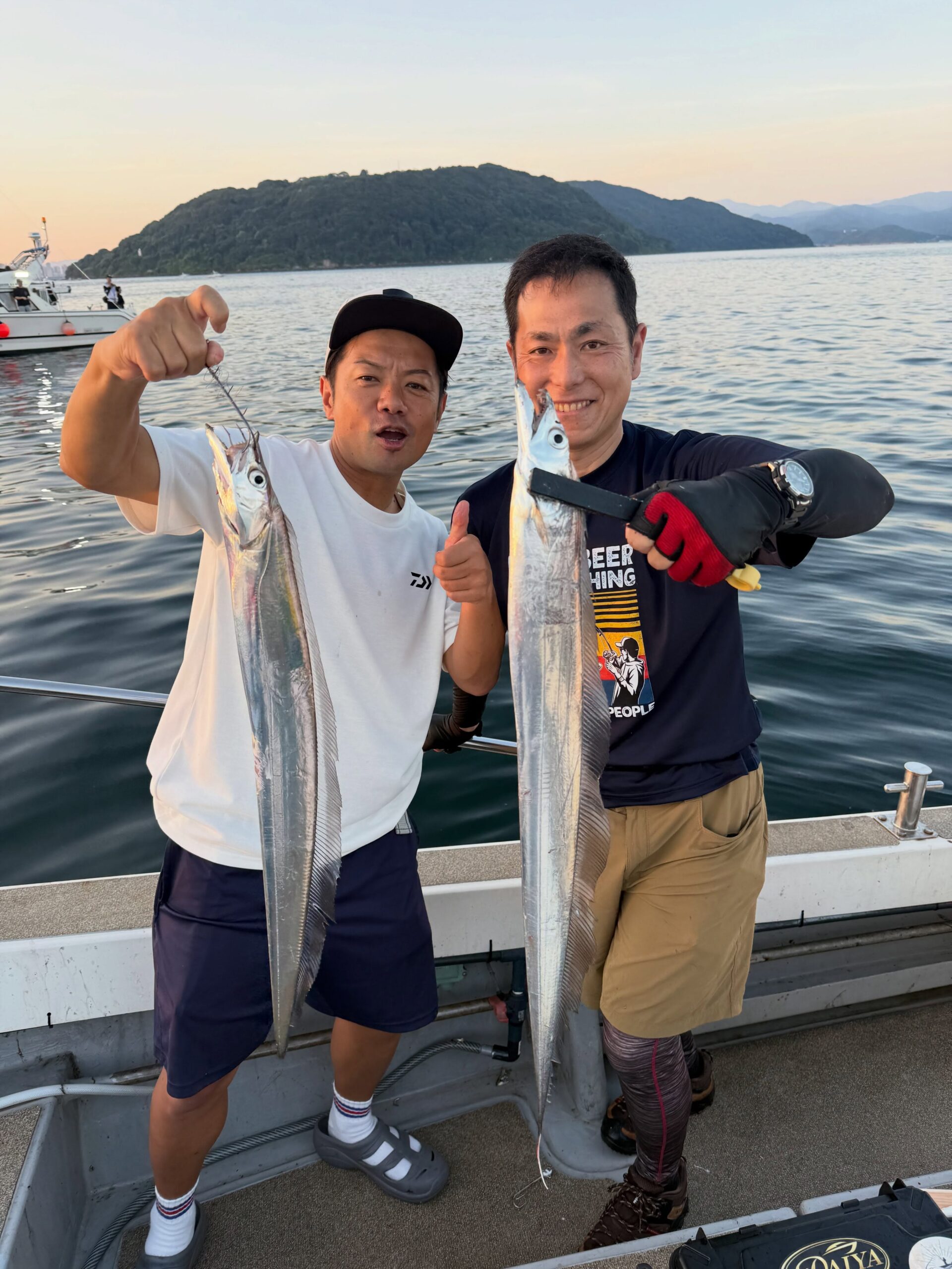 8月1日〜2日太刀魚便夏休み真っ只中の灼熱太刀魚️朝イチはいつも通り活性良く、日が上がっても釣る人は釣る️お子様達も何とかゲットし️クタクタなって爆睡😴良い夏休みの思い出になりますね!まだまだ太刀魚シーズン!是非朝の涼しい時間にサクッと釣って帰りましょうまたのお越しをお待ちしております☆