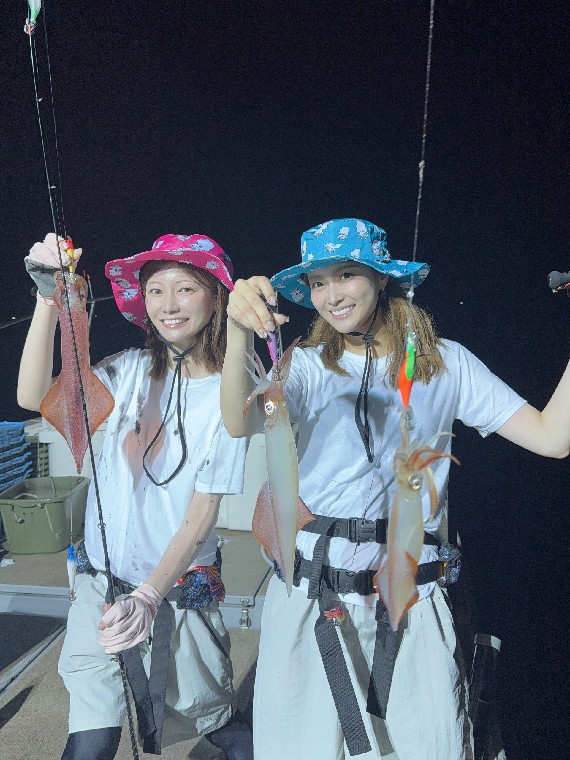 8月15日太刀魚、夜焚きリレーチャーター便最近釣りにハマったTikTokライバーのお2人が東京から乗船️朝イチは太刀魚、2人ともf5をスタートにどんどん釣って釣って他の船のお客さんからガン見されてました一旦解散して折り返し夜焚き🦑へ多分2人とも初めてのイカメタル🦑しかし、定時になったら案の定入れ食い🤣2人ともキャーキャーワーワー言いながらとても楽しそうに釣ってました🫡やはり太刀魚もイカも🦑可愛い子には優しかった様で笑楽しんでもらえたかと思います🏻帰りは2人とも爆睡で、天候にも恵まれて最高の釣り日和となって良かったです️また遊びに来て下さい🕺🏻TikTokアカウントしろてぃ🐈ちゃぴ🦭是非TikTok見てみてください️