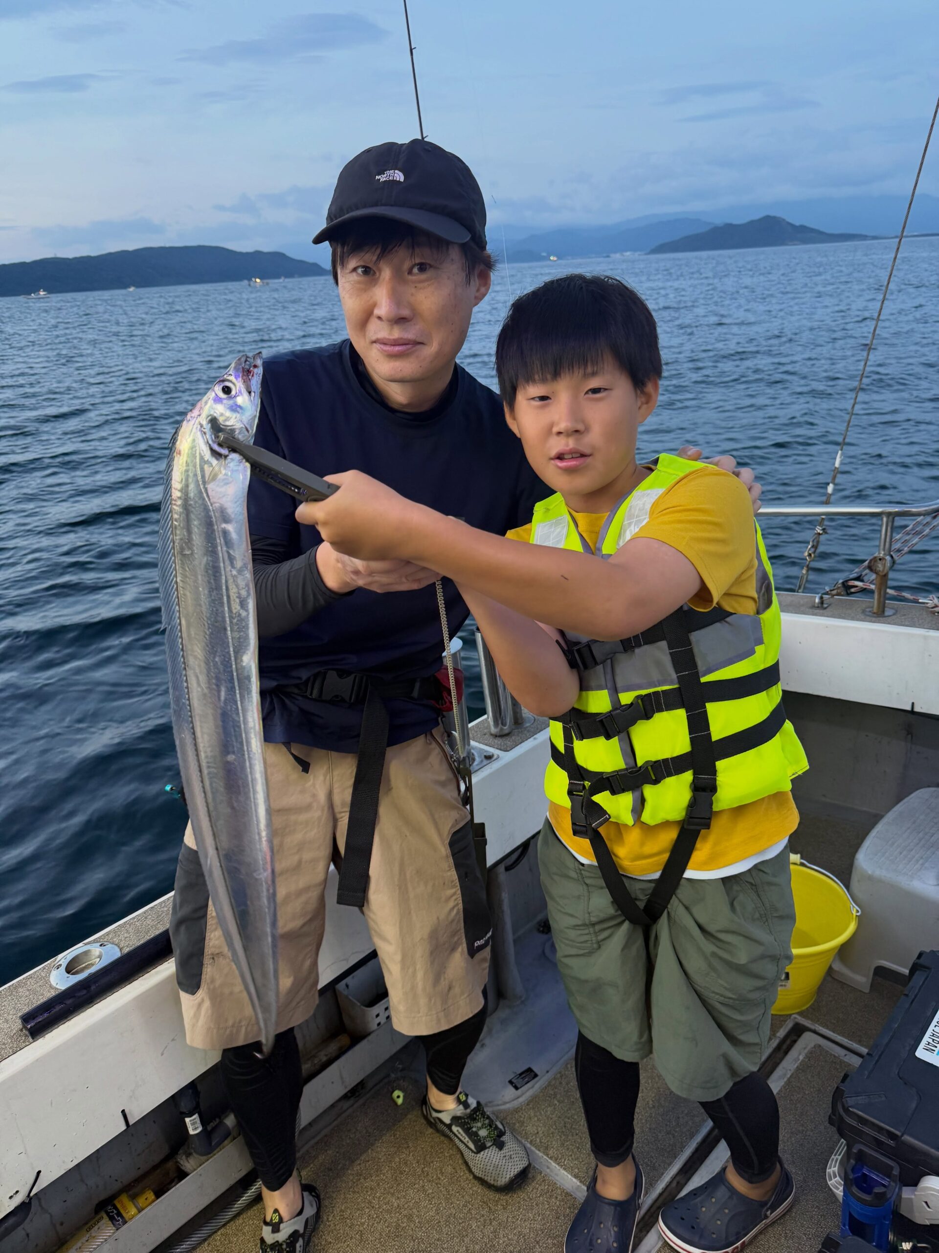 8月19日、太刀魚、夜焚き夏休み後半、太刀魚便には、幸先良く釣る人7本お子さんもしっかり良いサイズ釣ってました夜焚きも、いつも通りで、スミ抜きしながら70杯など悪く無い釣果で大満足でした🫡またのお越しをお待ちしております️