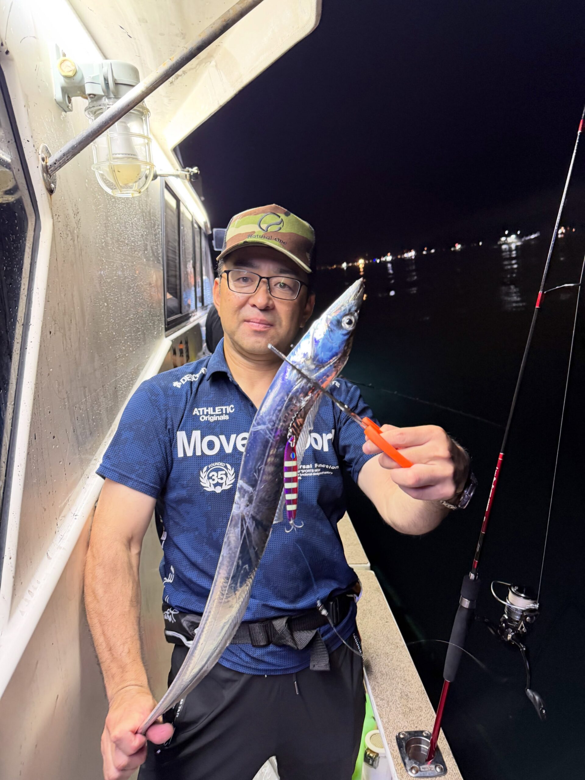 8月22日太刀魚〜夜焚きこの日も朝から太刀魚絶好調️初めての方もドンドン釣って10本オーバー🏻サイズは朝イチだけでしたが、全然良かったでしょう夜焚きも変わらず入れ食い状態の時間もあり、皆さん無言で何かの修行なのかな？と思うぐらい没頭してました笑8月最盛期️イカも太刀魚もいい時期です！是非来年はお早めにご予約お待ちしております🕺🏻