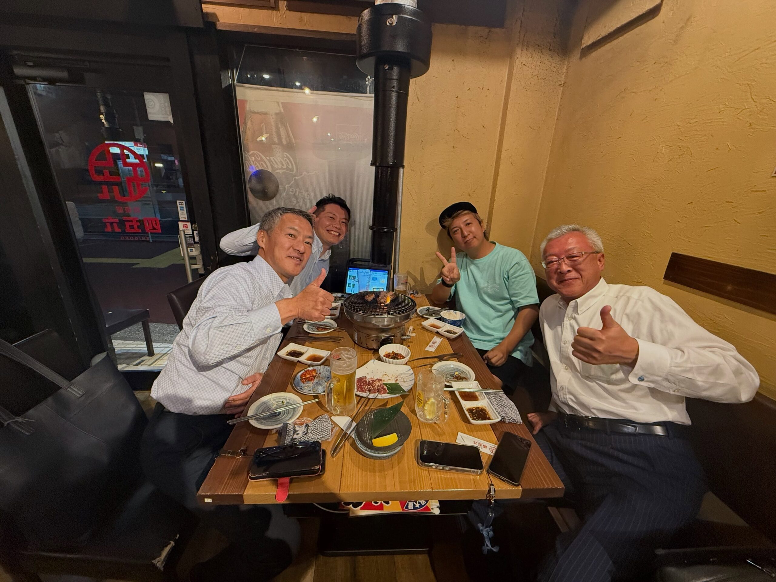 9月28日、プライベート🕺🏻常連様からお誘い頂き久々に焼肉️🏻最高でした😎昼は元々ソファーだった運転席背もたれがグラグラで背もたれの意味をなしてなかったので、キャプテンシートに交換😎まー大変空いたスペースにボックスも作ってそれっぽくなって座り心地も最高で言う事なし️是非ガラッと変わった運転席見にきてください笑お食事などのお誘いも随時募集中です🤣